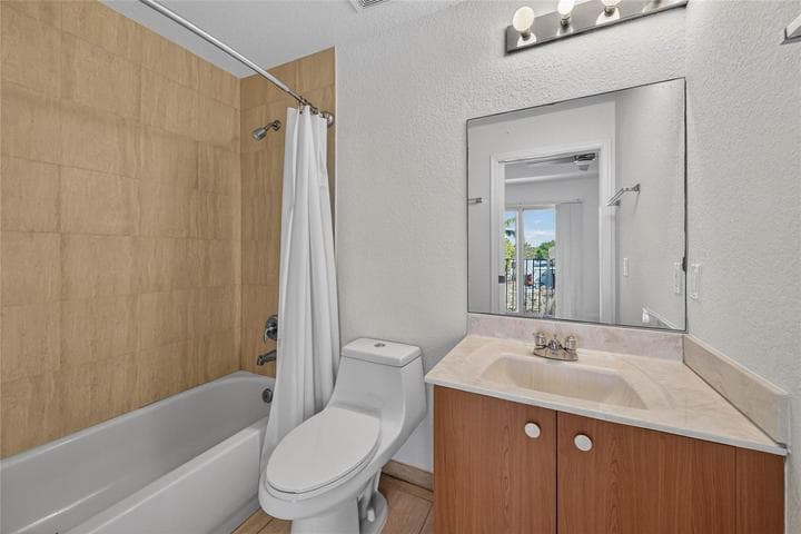 2725 NE 8th Avenue 109, Wilton Manors, FL 33334 — photo 5 of 32