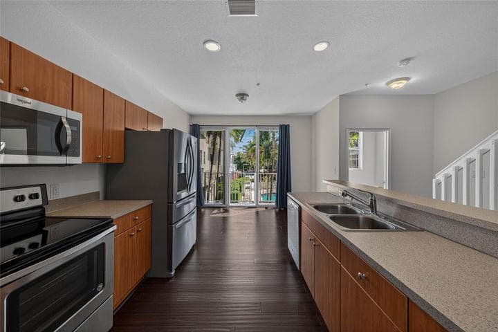 2725 NE 8th Avenue 109, Wilton Manors, FL 33334 — photo 8 of 32