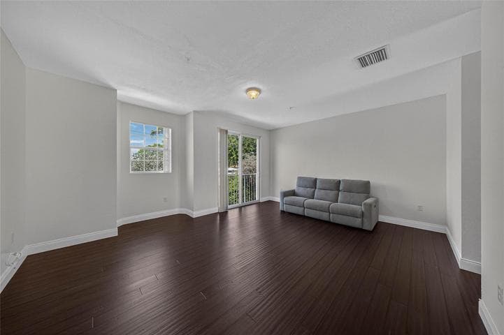 2725 NE 8th Avenue 109, Wilton Manors, FL 33334 — photo 13 of 32