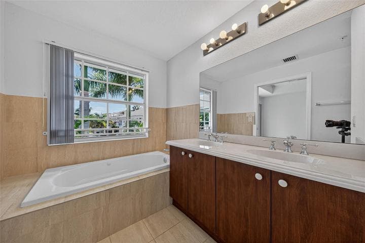 2725 NE 8th Avenue 109, Wilton Manors, FL 33334 — photo 19 of 32