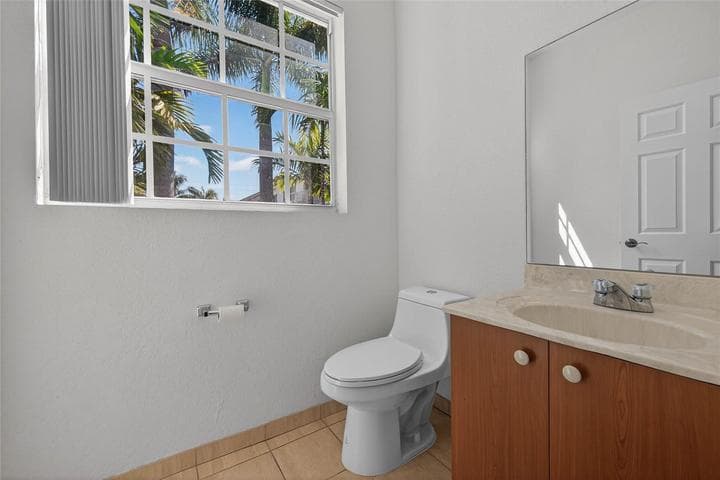 2725 NE 8th Avenue 109, Wilton Manors, FL 33334 — photo 24 of 32
