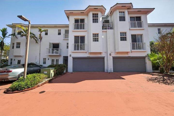2725 NE 8th Avenue 109, Wilton Manors, FL 33334 — photo 28 of 32