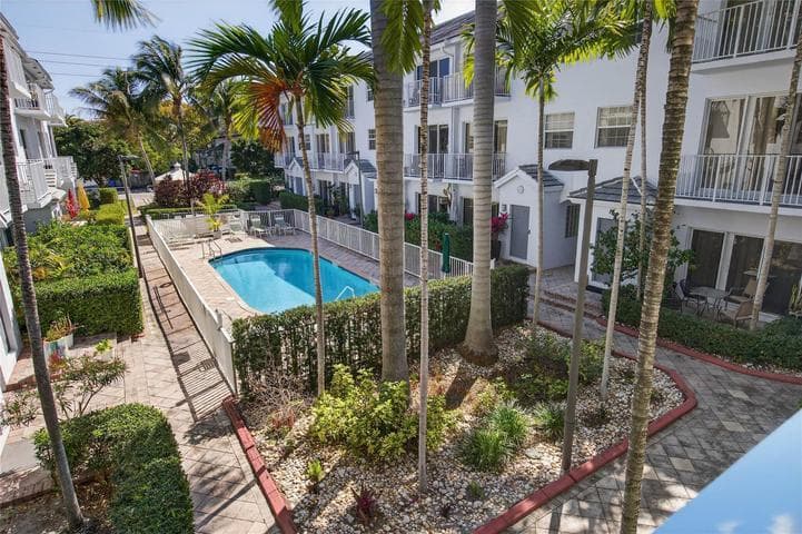 2725 NE 8th Avenue 109, Wilton Manors, FL 33334 — photo 29 of 32