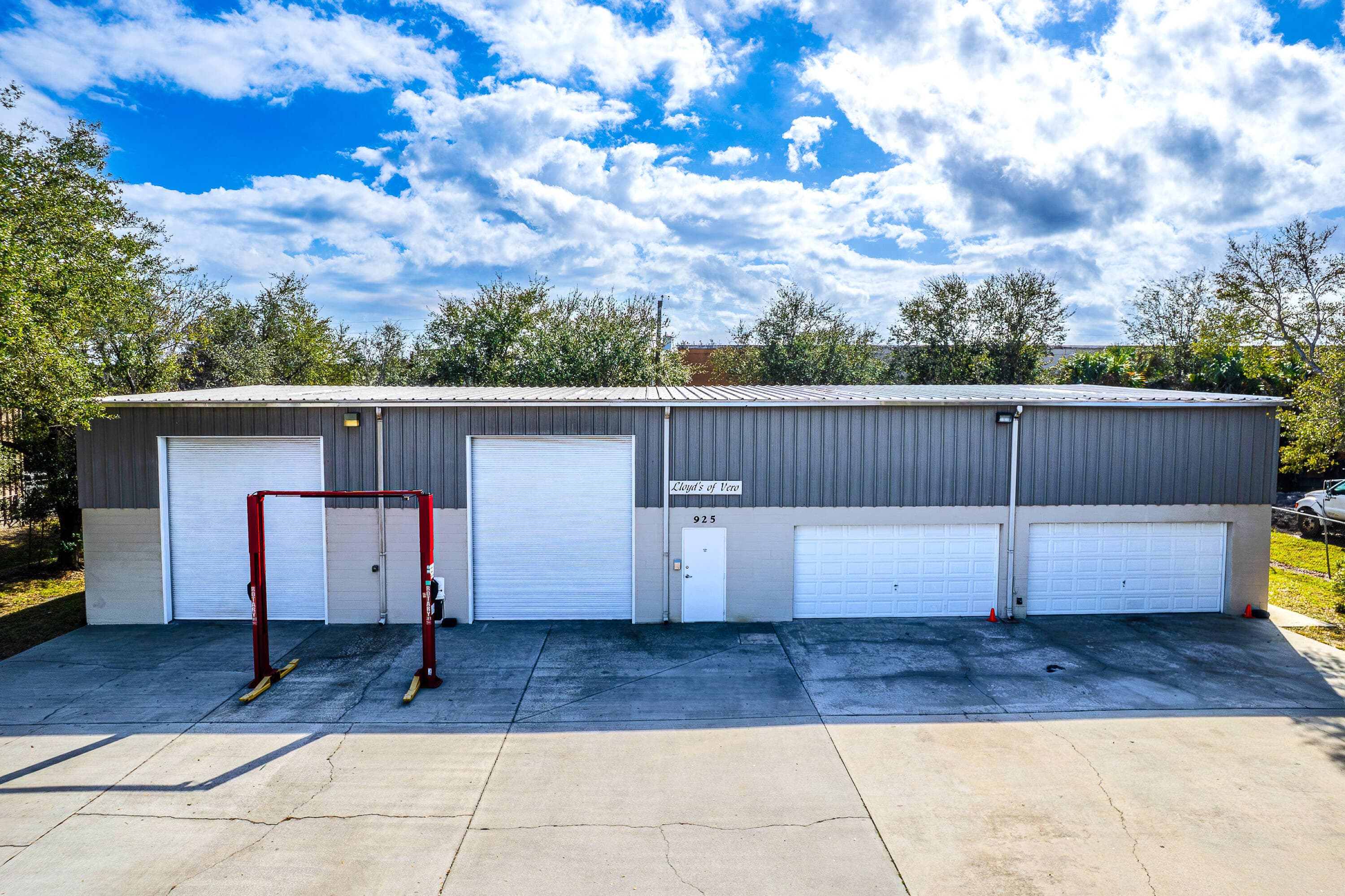 925 13th Lane, Vero Beach, FL — photo 1 of 3