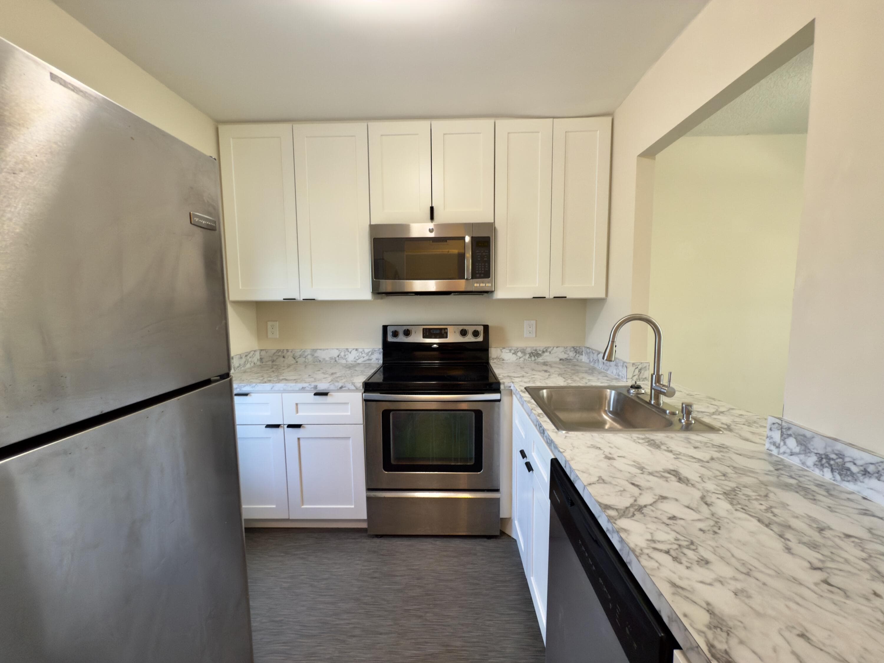 560 SE 2nd Avenue, Deerfield Beach, FL 33441 — photo 4 of 23