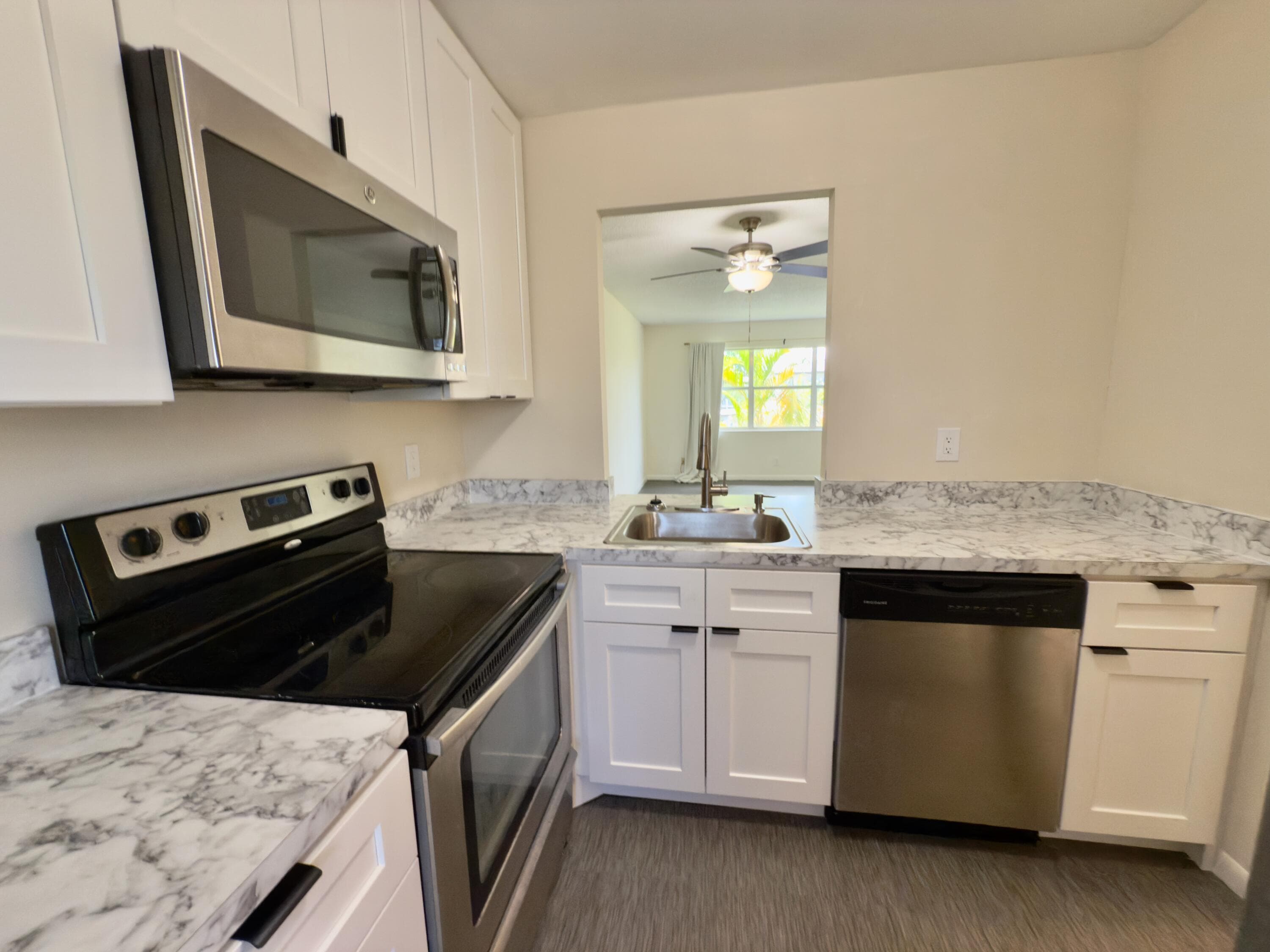560 SE 2nd Avenue, Deerfield Beach, FL 33441 — photo 5 of 23