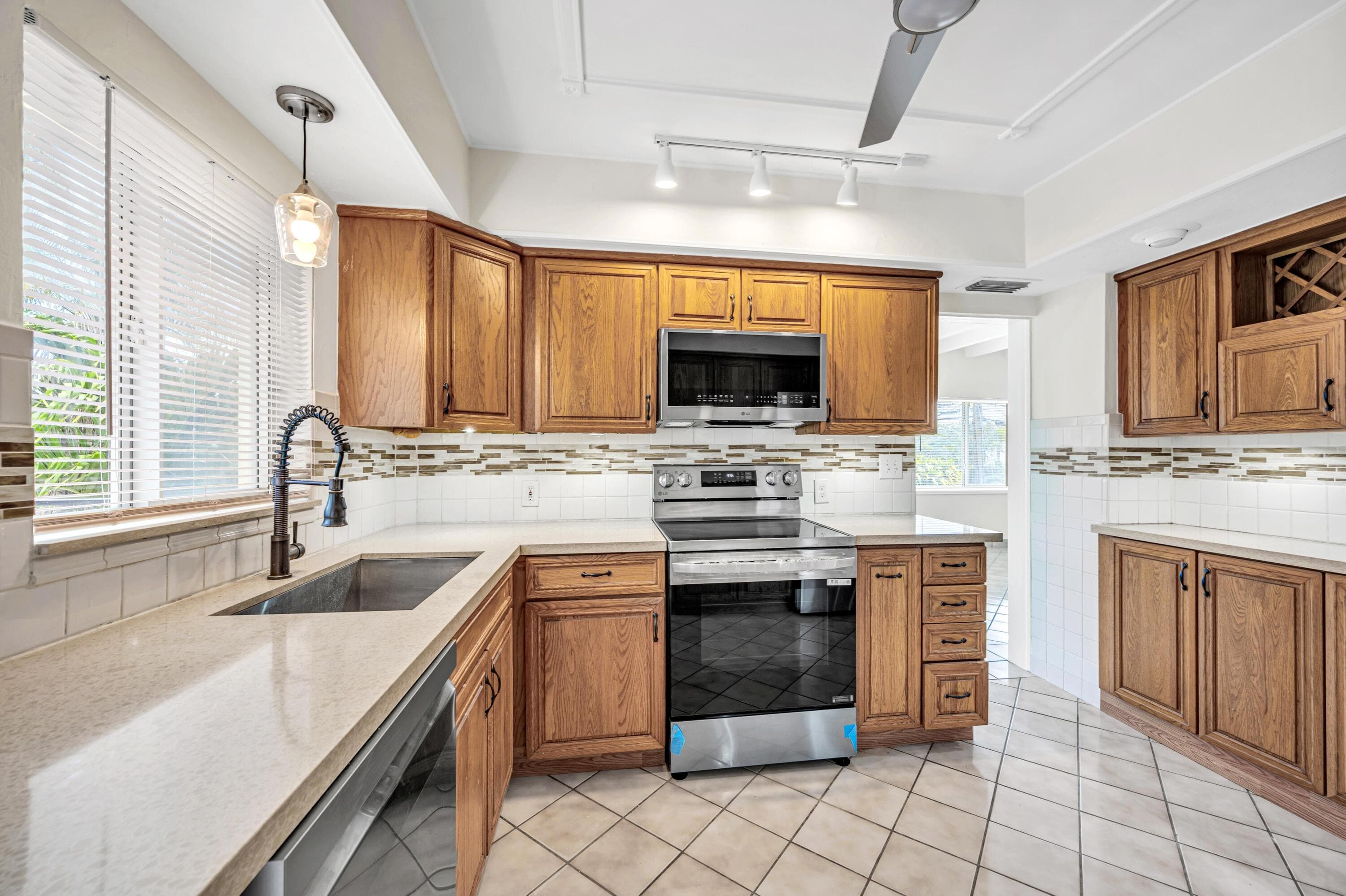 606 N Victoria Park Road N, Fort Lauderdale, FL 33304 — photo 5 of 21
