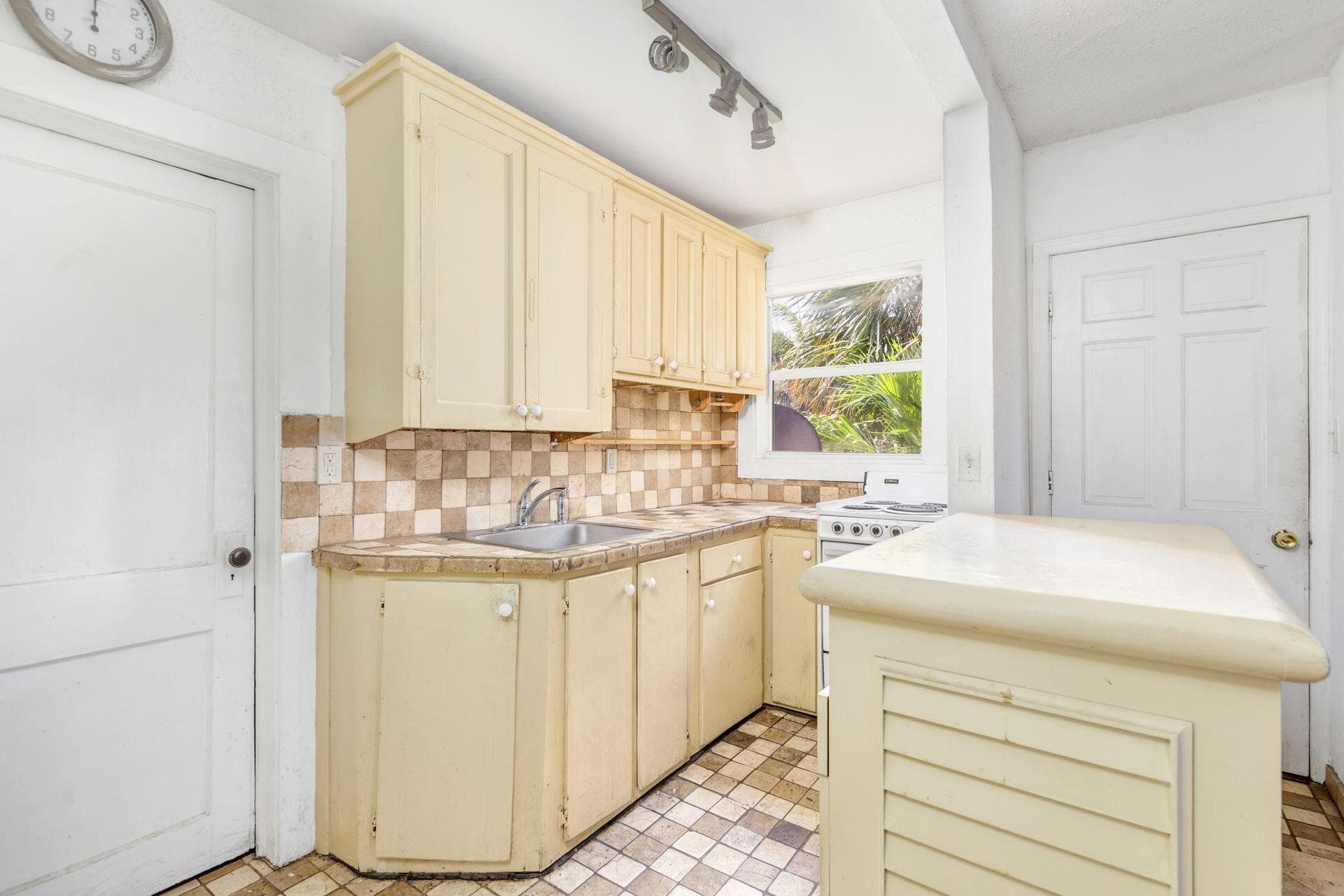 214 Conniston Road, West Palm Beach, FL 33405 — photo 9 of 18