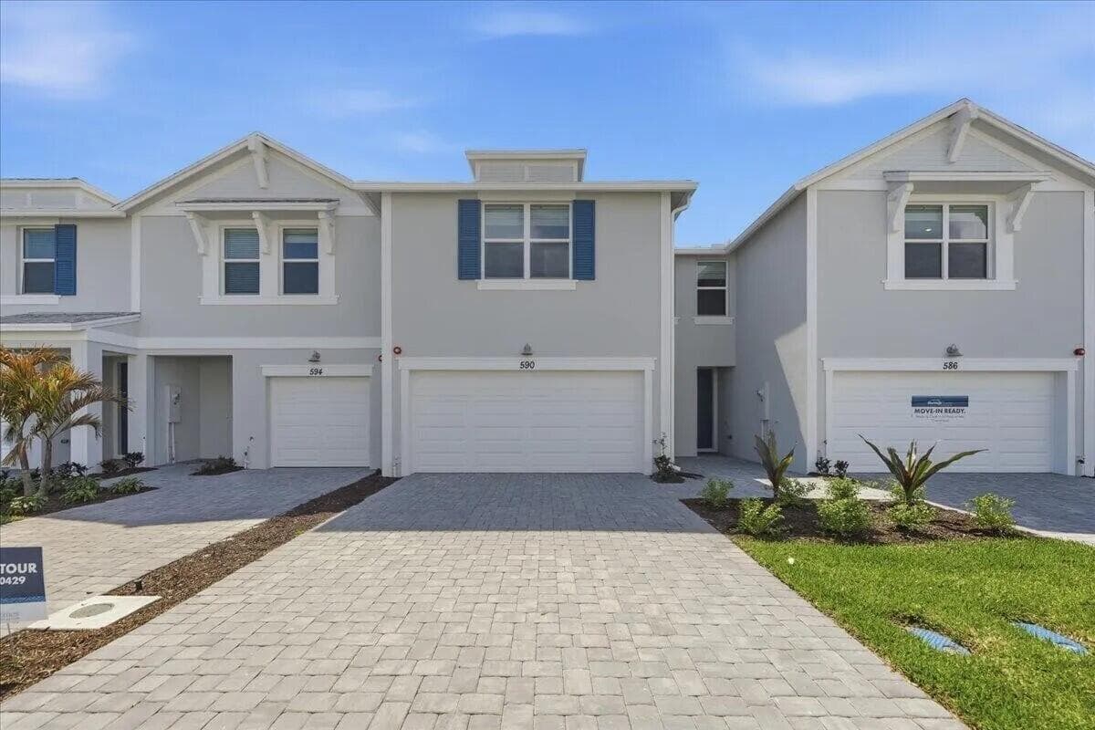 590 Salisbury Circle, Fort Pierce, FL 34982 — photo 1 of 17