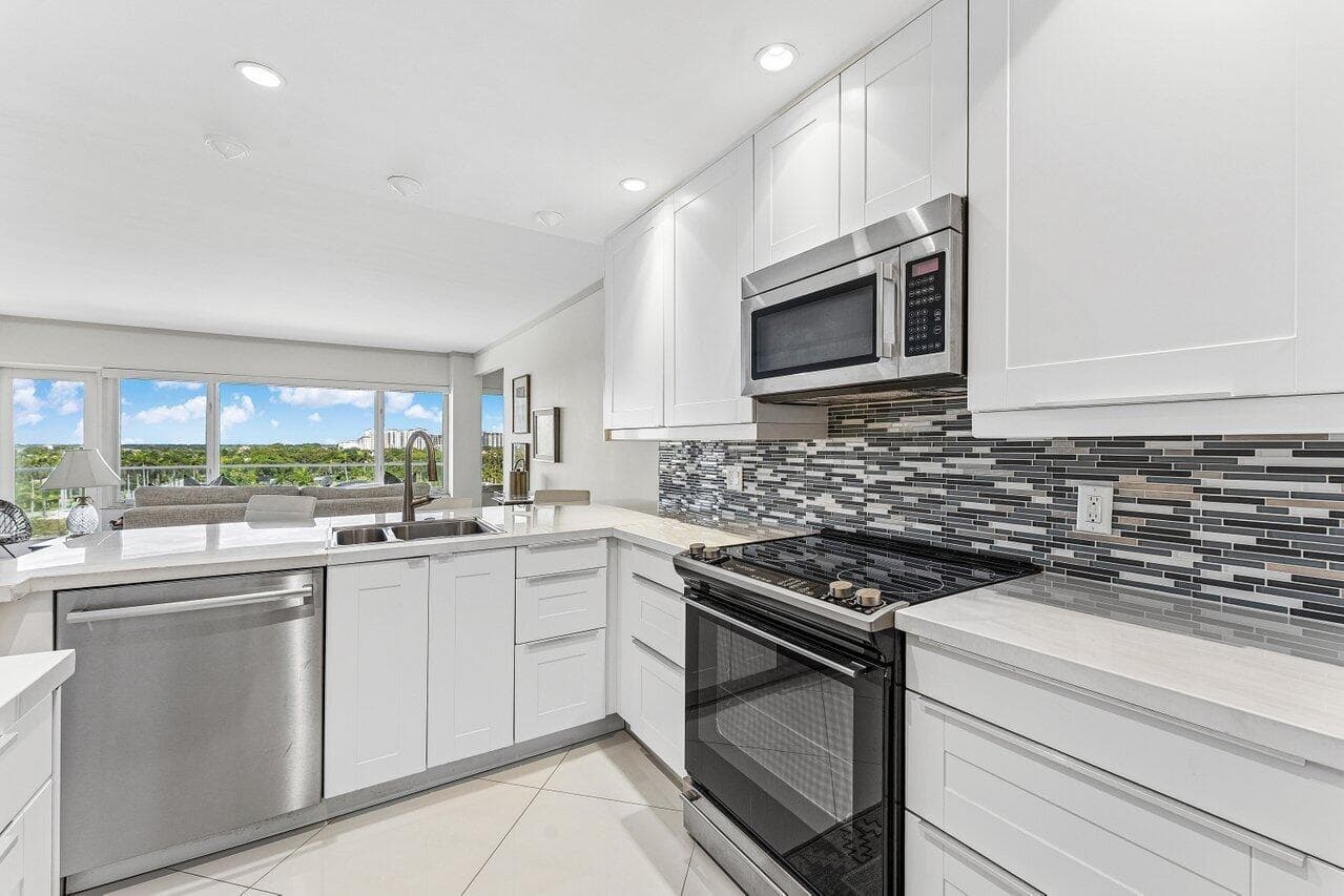 701 E Camino Real Apt 9g, Boca Raton, FL 33432 — photo 10 of 55