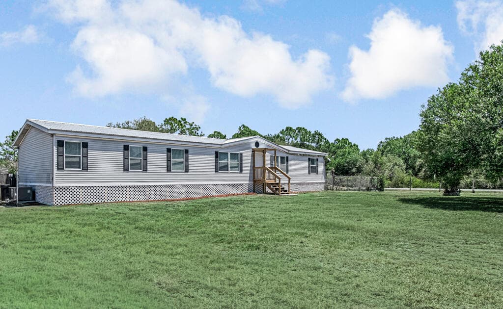 545 Bald Cypress Avenue, Clewiston, FL 33440 — photo 3 of 56