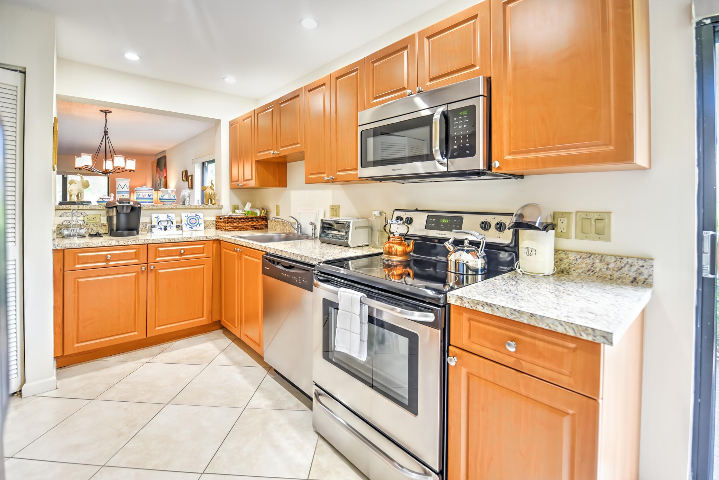 28 W Stratford Ln W C, Boynton Beach, FL 33436 — photo 3 of 24