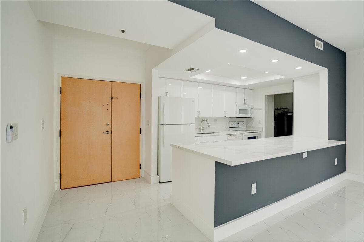 9805 NW 52nd Street 407, Doral, FL 33178 — photo 8 of 35