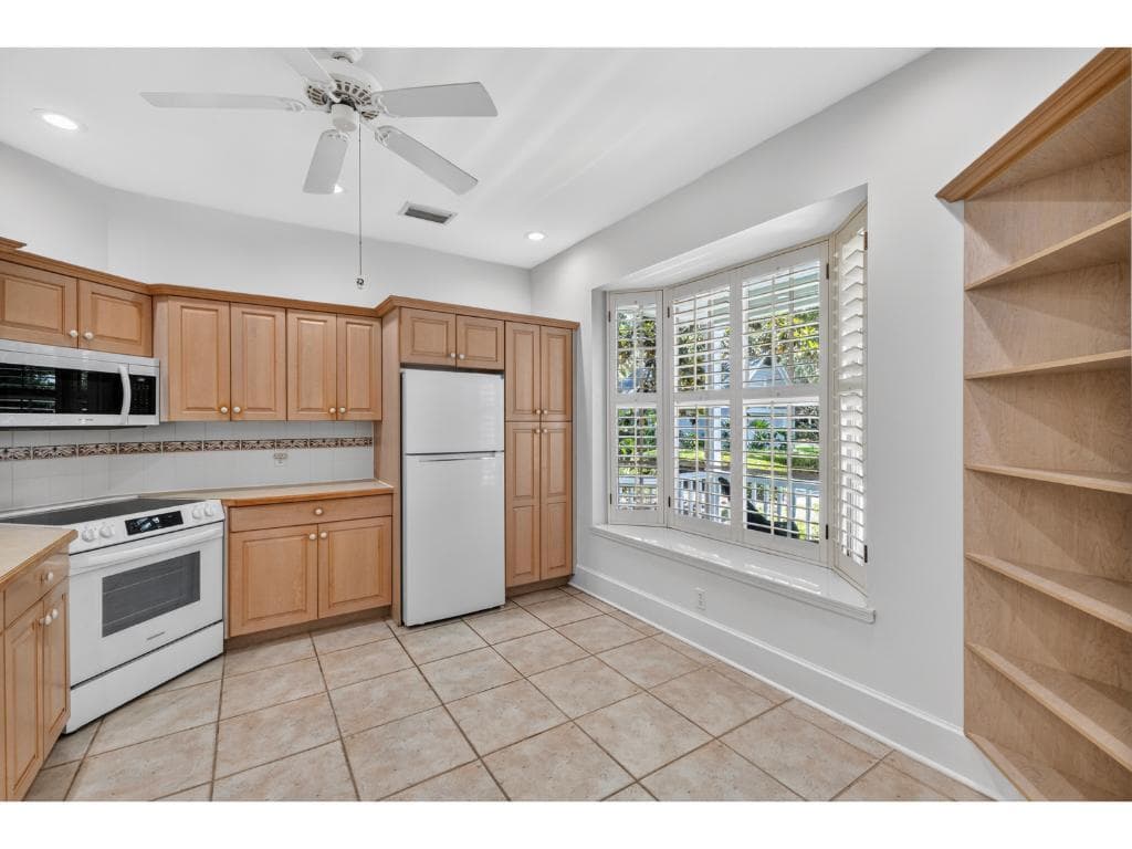 814 Carolina Circle SW, Vero Beach, FL 32962 — photo 14 of 33