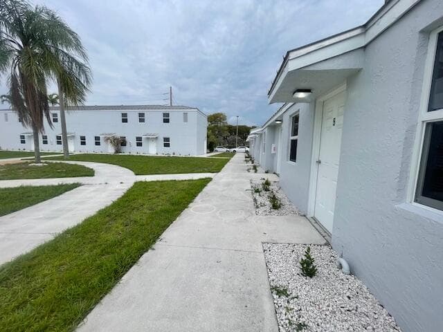 4393 Windsor Avenue 28, West Palm Beach, FL 33407 — photo 2 of 30