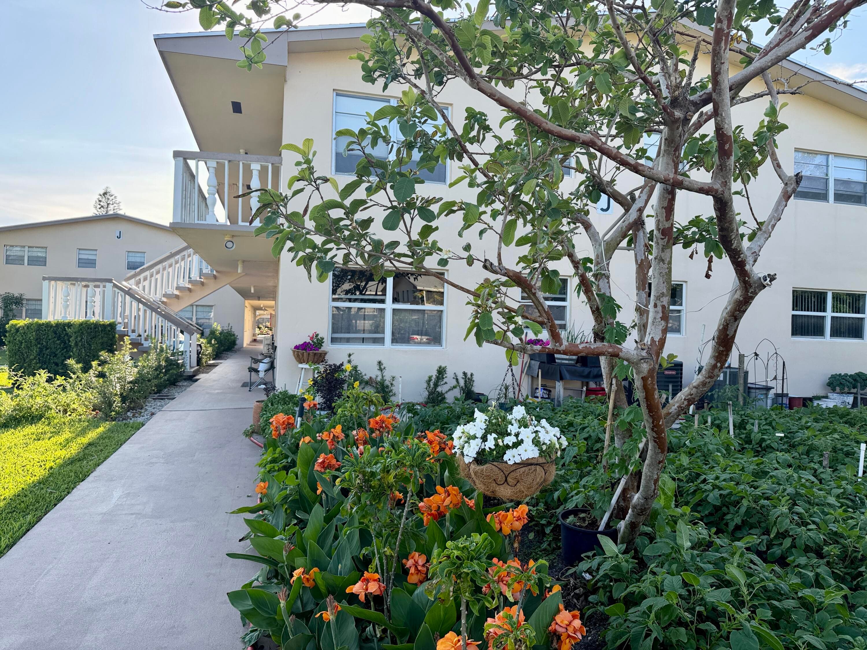 228 Canterbury J, West Palm Beach, FL 33417 — photo 1 of 23