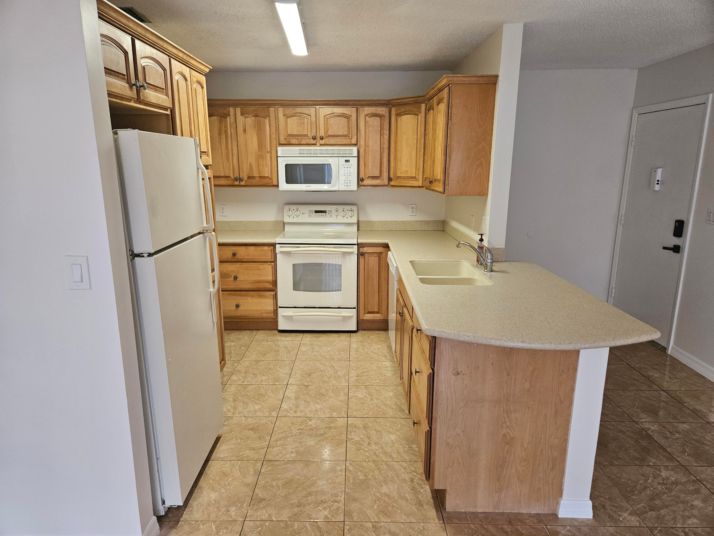 2050 Oleander Boulevard 10-108, Fort Pierce, FL 34950 — photo 4 of 9