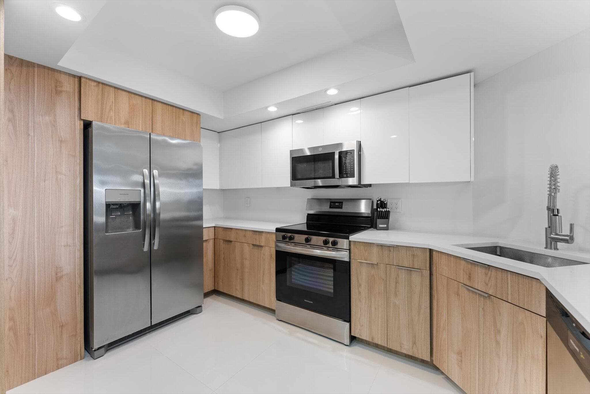 2425 Presidential Way 704, West Palm Beach, FL 33401 — photo 4 of 24