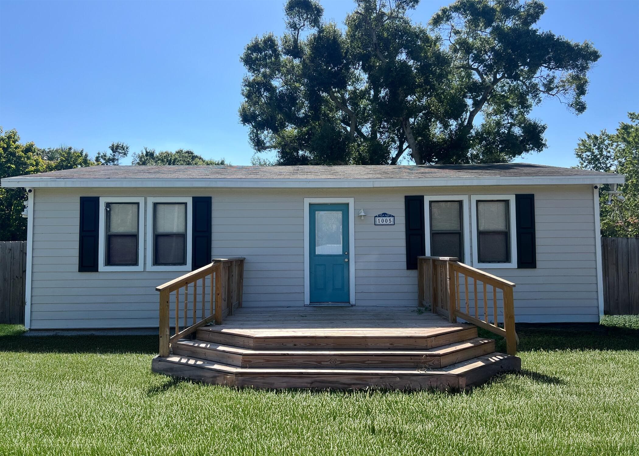 1005 20th Avenue, Vero Beach, FL 32960 — photo 1 of 19