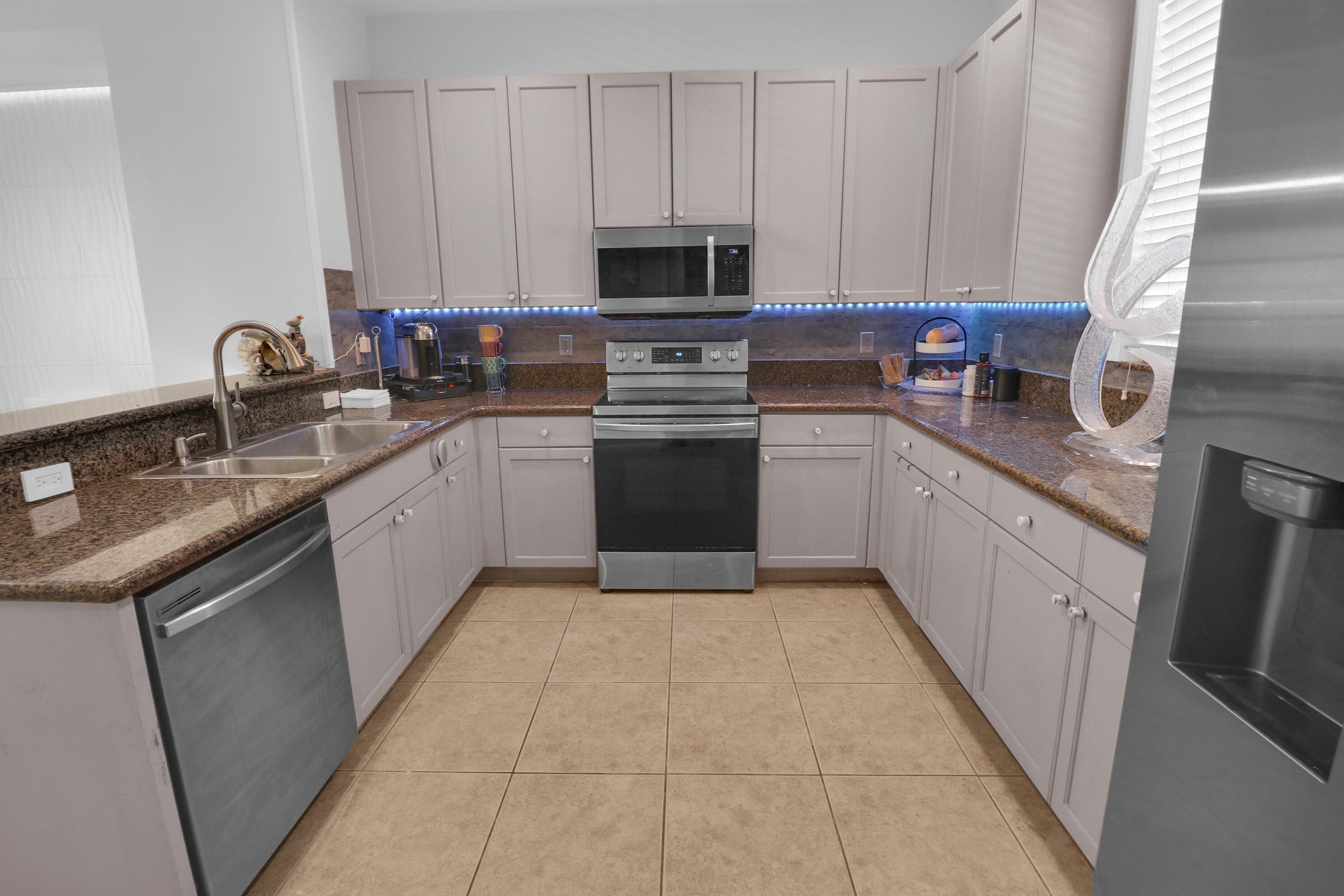 1033 NE 17th Way 1204, Fort Lauderdale, FL 33304 — photo 19 of 49
