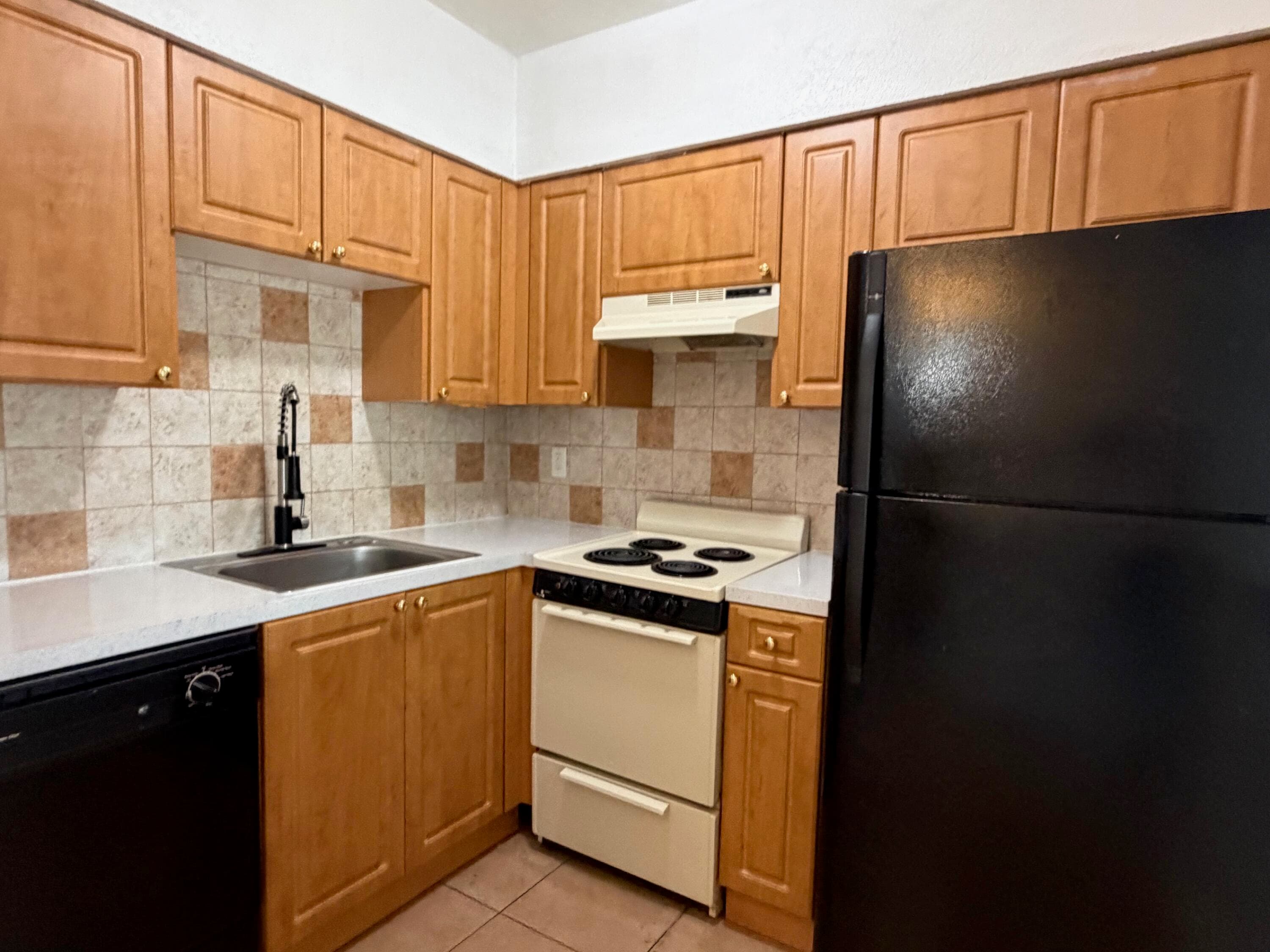 2607 NE 8th Avenue 3, Wilton Manors, FL 33334 — photo 2 of 22
