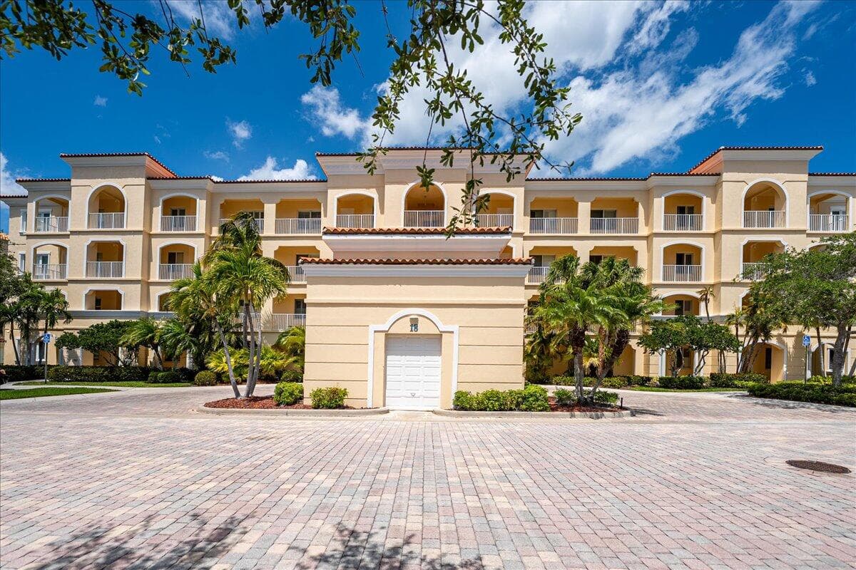 18 W Harbour Isle Drive W 102, Fort Pierce, FL 34949 — photo 5 of 31