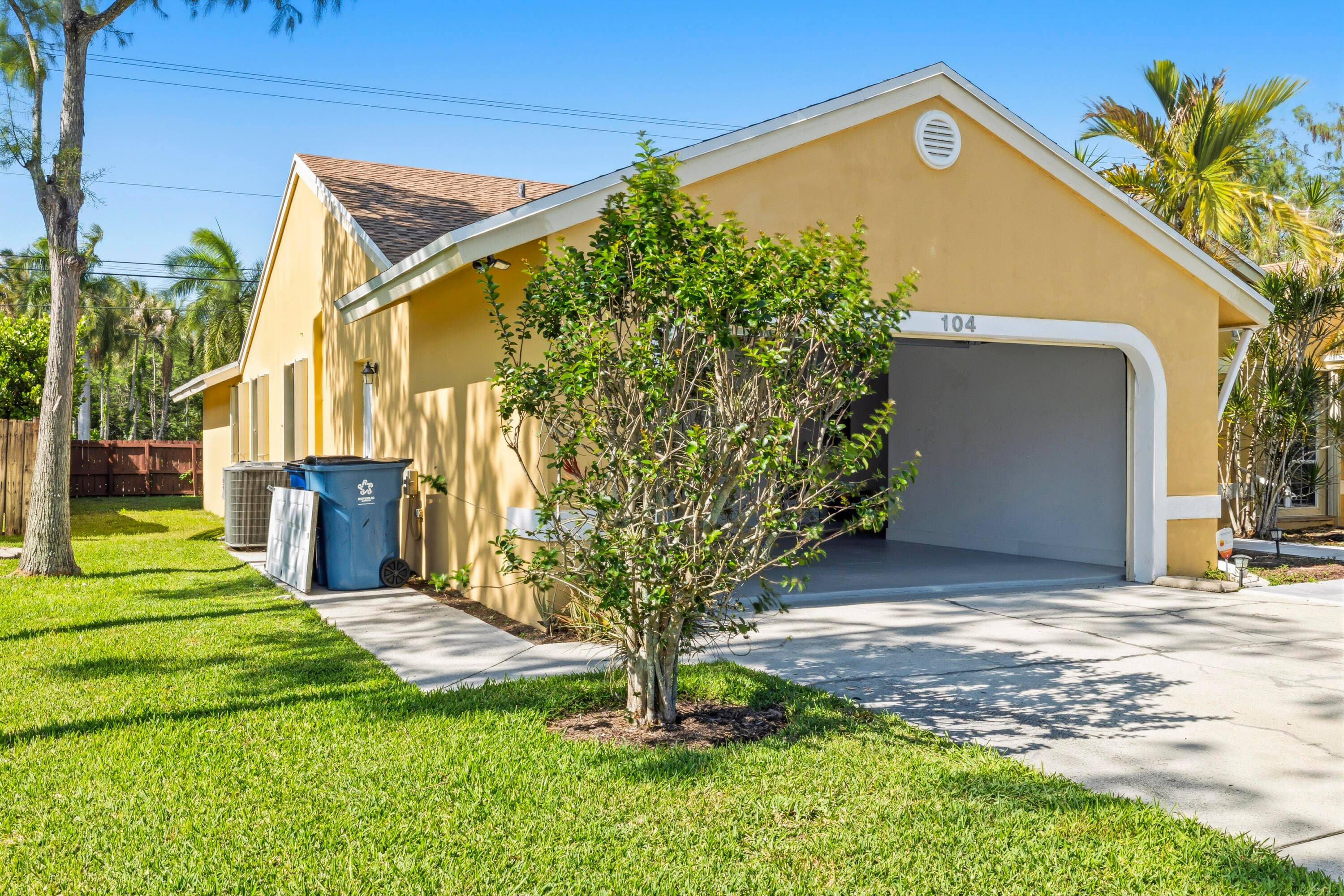 104 Oxford Court, Royal Palm Beach, FL 33411 — photo 5 of 46