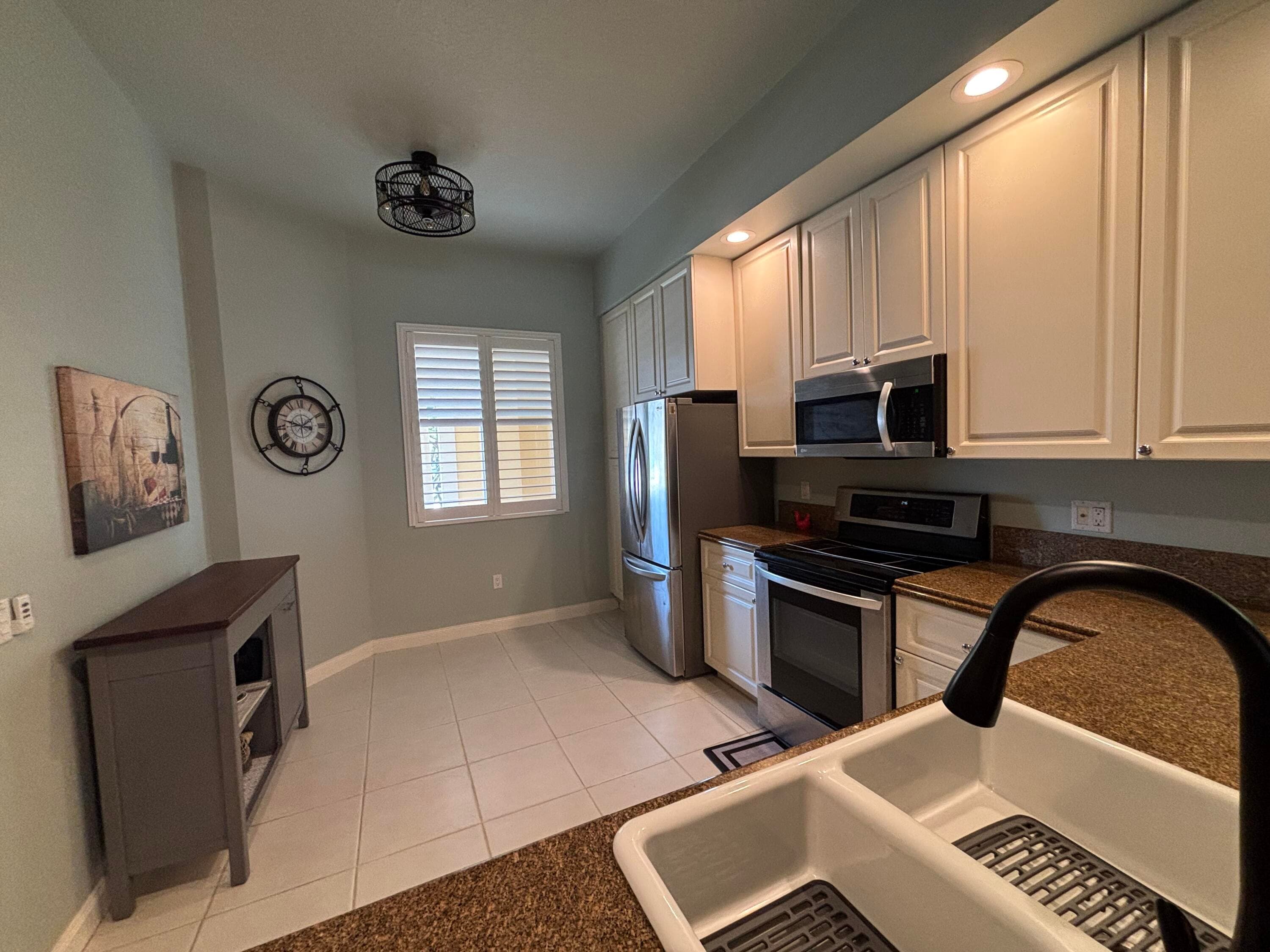 18 W Harbour Isle Drive W 102, Fort Pierce, FL 34949 — photo 10 of 31