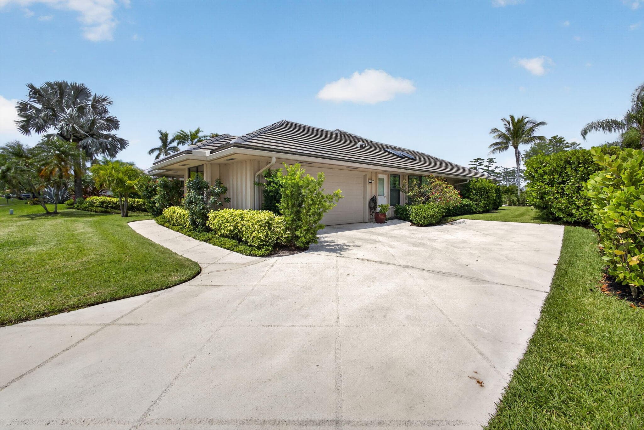 19 Dunbar Road, Palm Beach Gardens, FL 33418 — photo 5 of 55