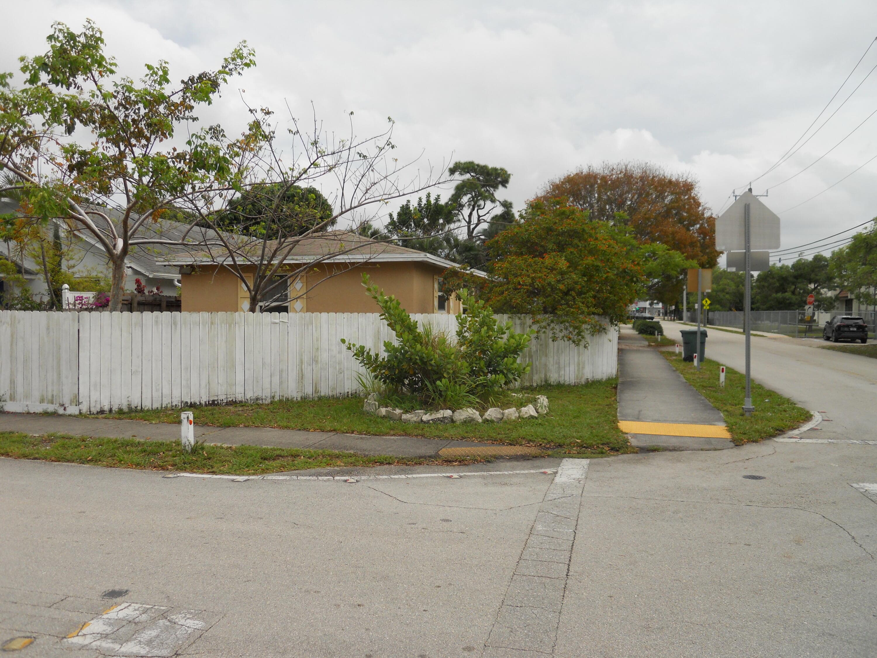 3290 NE 10th Avenue, Oakland Park, FL 33334 — photo 1 of 21