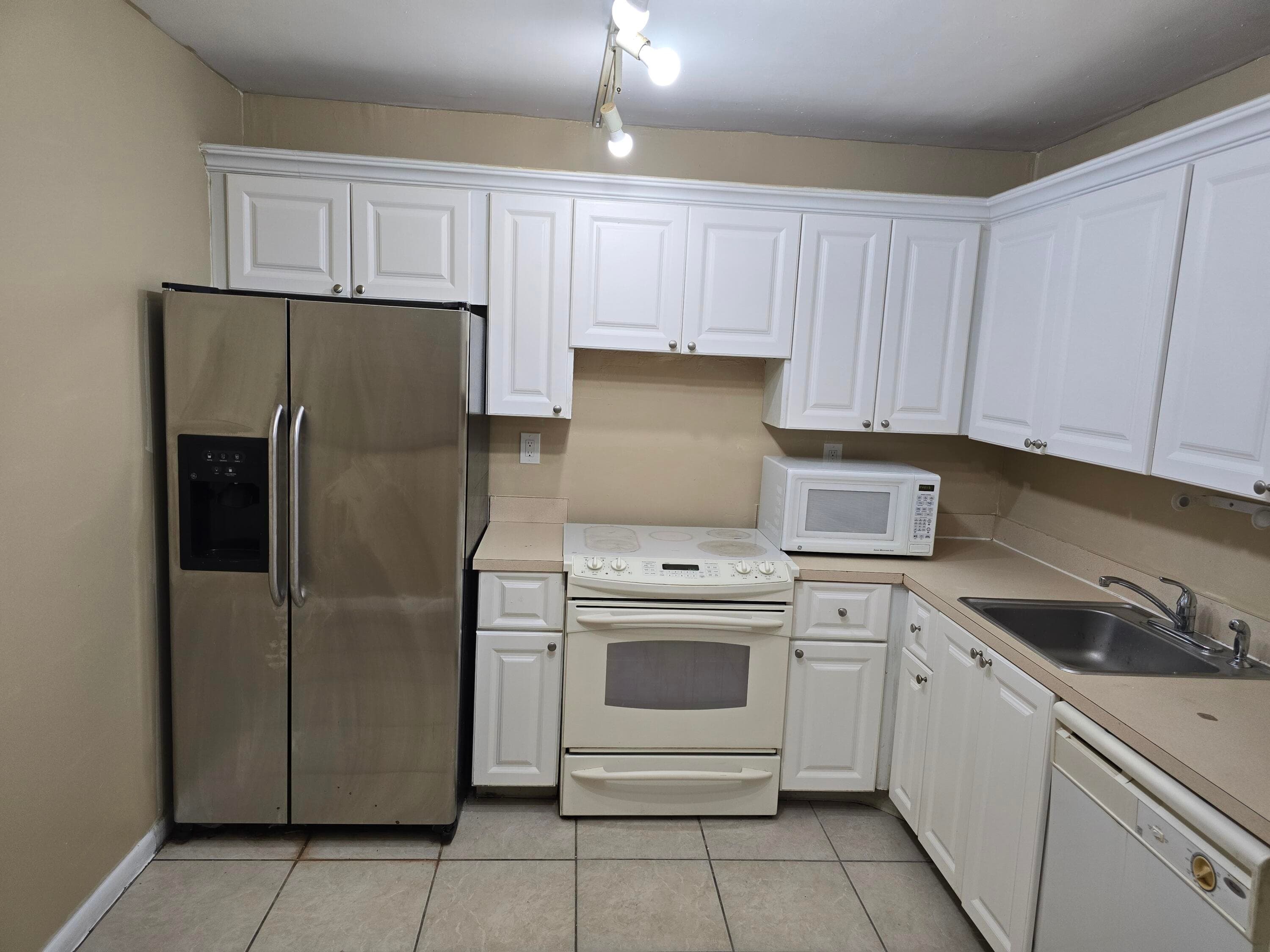 711 N Pine Island Road 213, Plantation, FL 33324 — photo 3 of 18