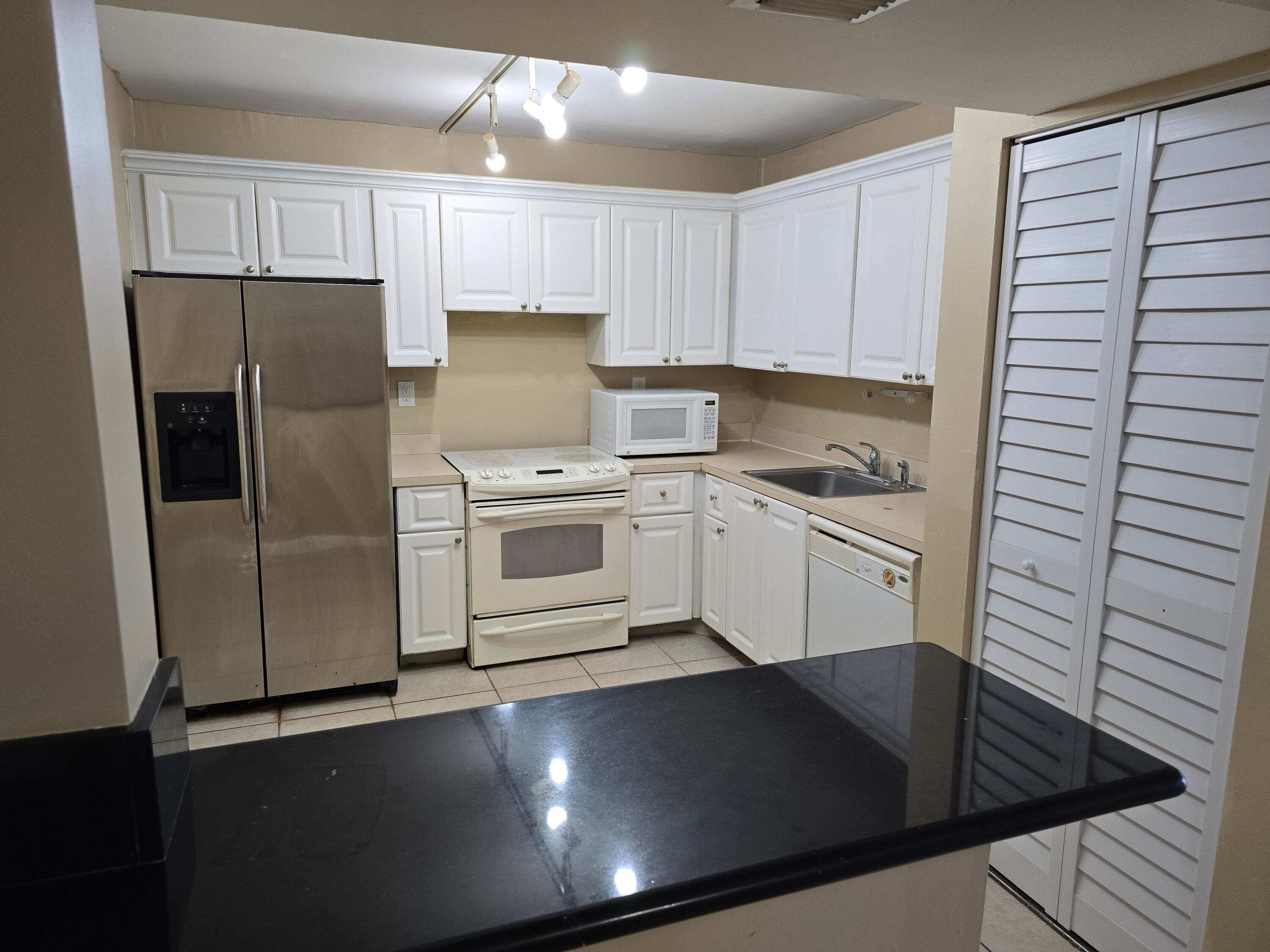 711 N Pine Island Road 213, Plantation, FL 33324 — photo 4 of 18