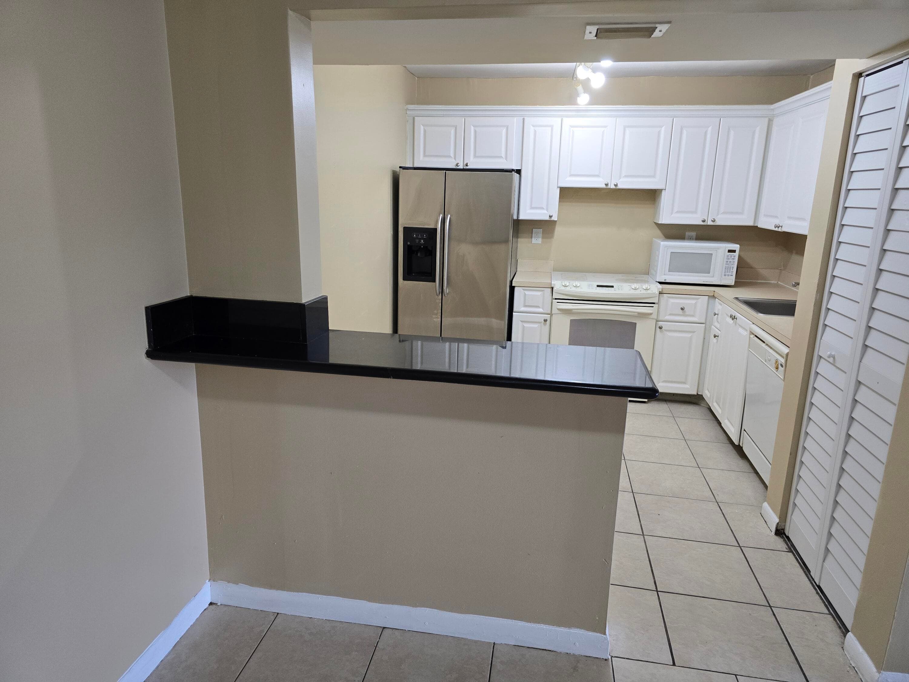 711 N Pine Island Road 213, Plantation, FL 33324 — photo 6 of 18