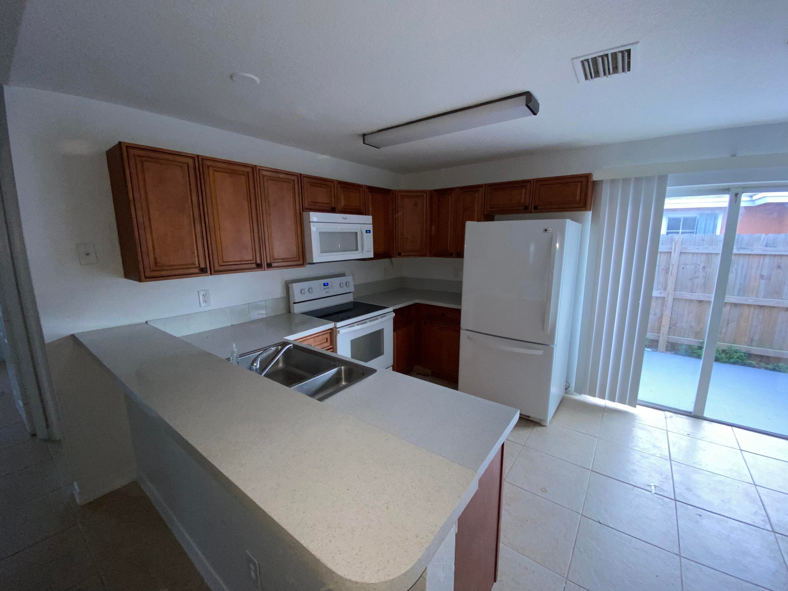 618 NE 1st Street B, Boynton Beach, FL 33435 — photo 1 of 19