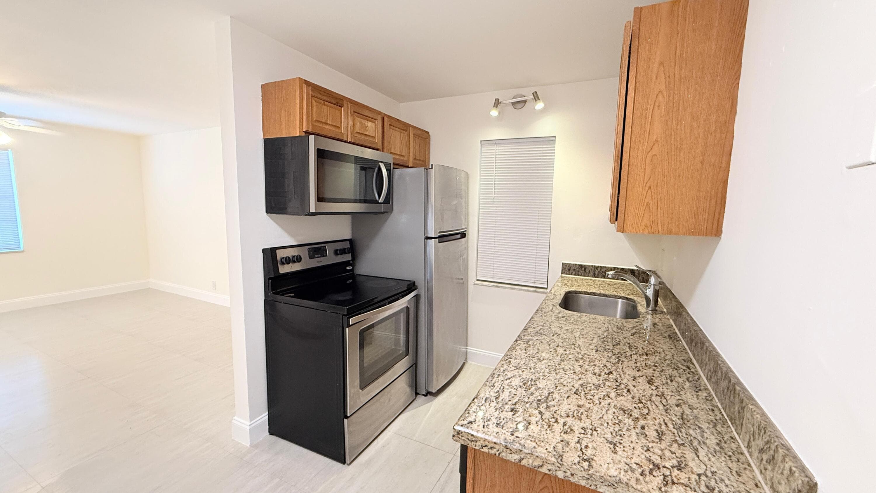 607 NE 29th Drive 17, Wilton Manors, FL 33334 — photo 2 of 8