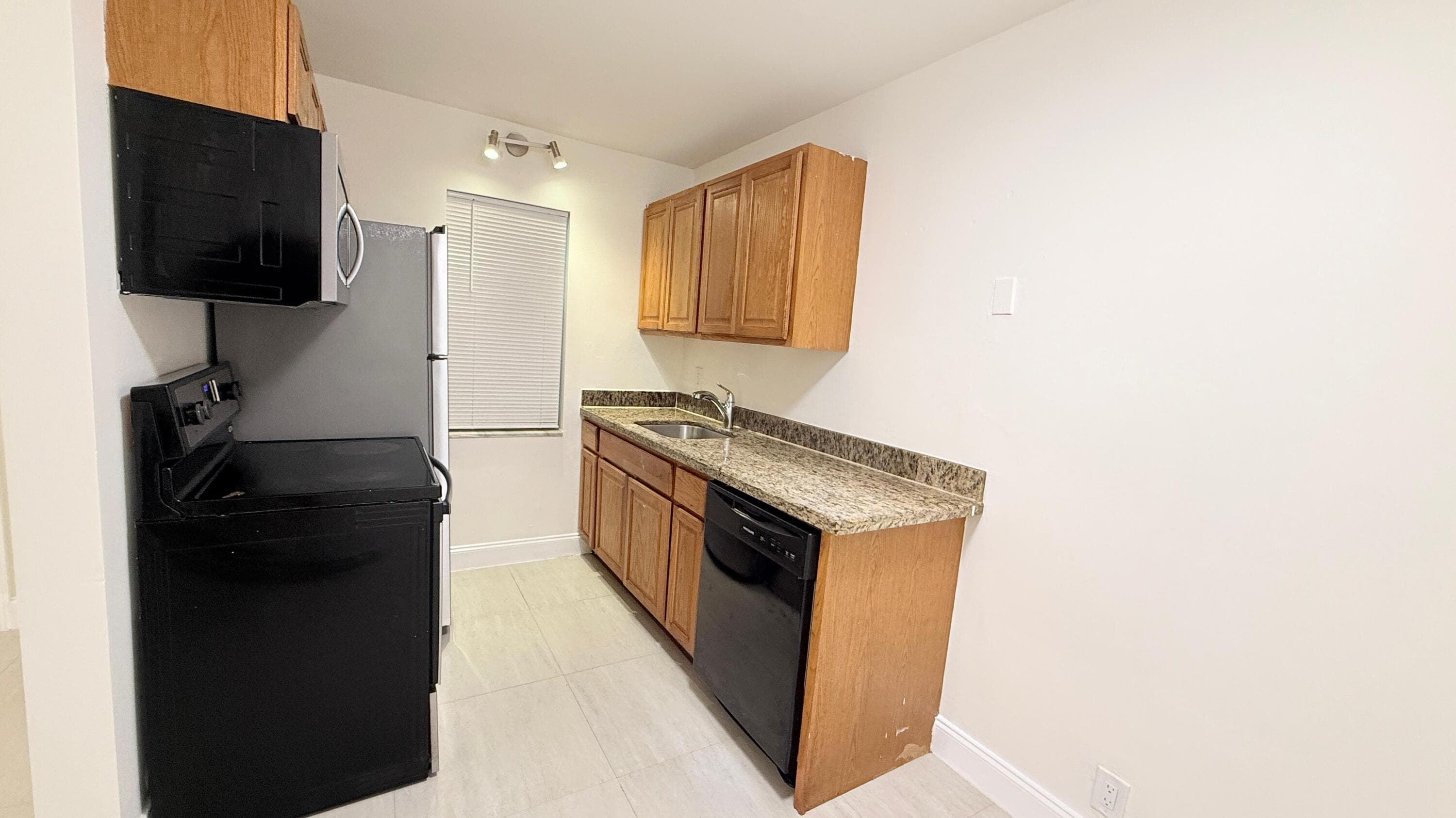607 NE 29th Drive 17, Wilton Manors, FL 33334 — photo 3 of 8