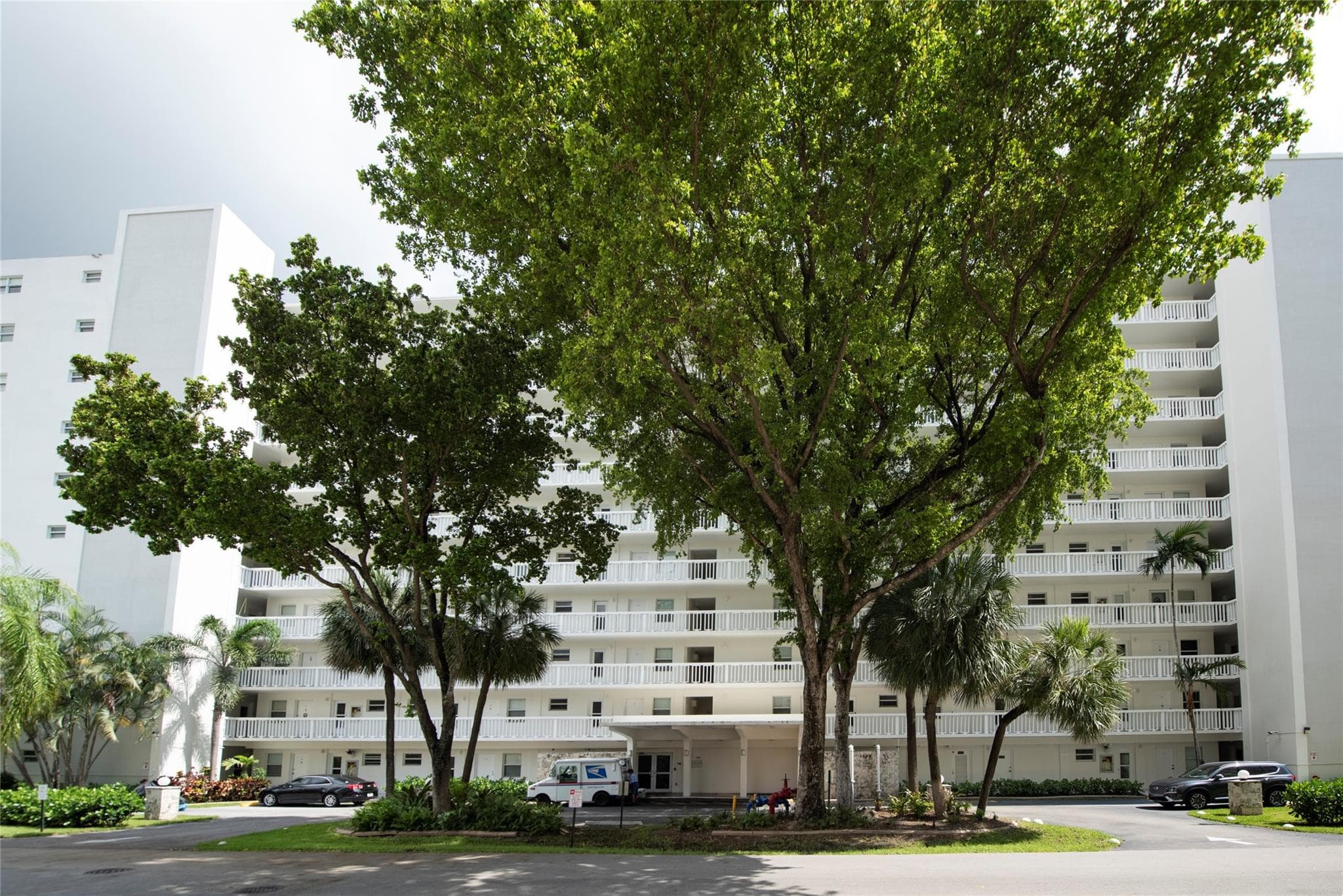 2555 NE 11th Street 302, Fort Lauderdale, FL 33304 — photo 1 of 21