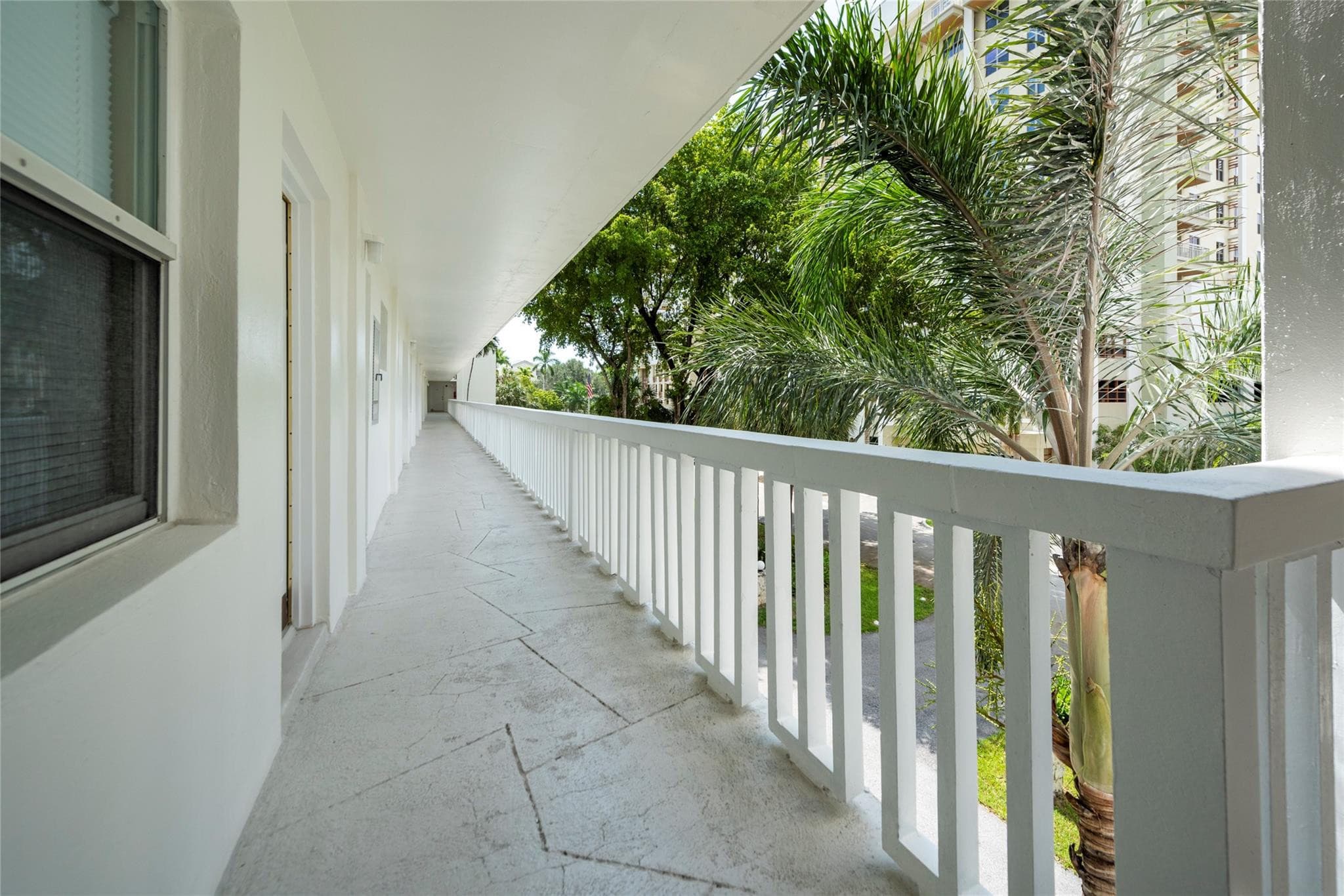 2555 NE 11th Street 302, Fort Lauderdale, FL 33304 — photo 3 of 21