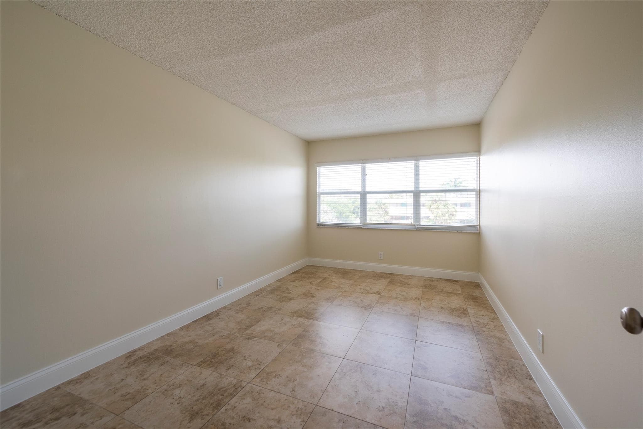 2555 NE 11th Street 302, Fort Lauderdale, FL 33304 — photo 11 of 21