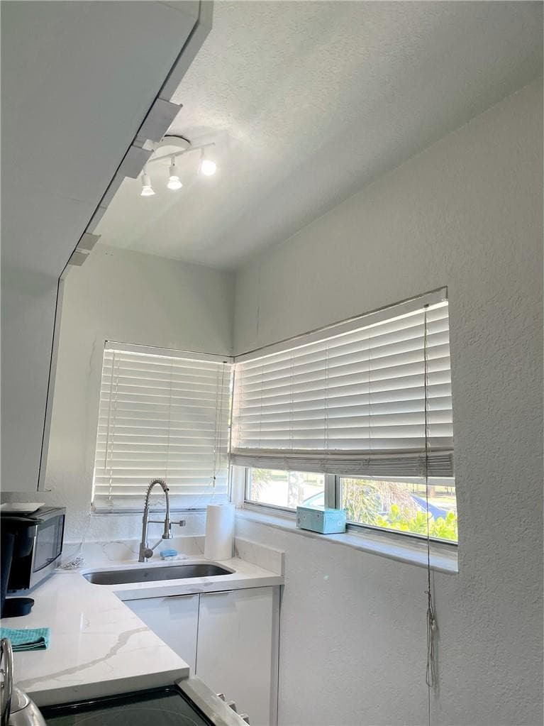 17 NE 9th Avenue 2, Fort Lauderdale, FL 33301 — photo 3 of 20