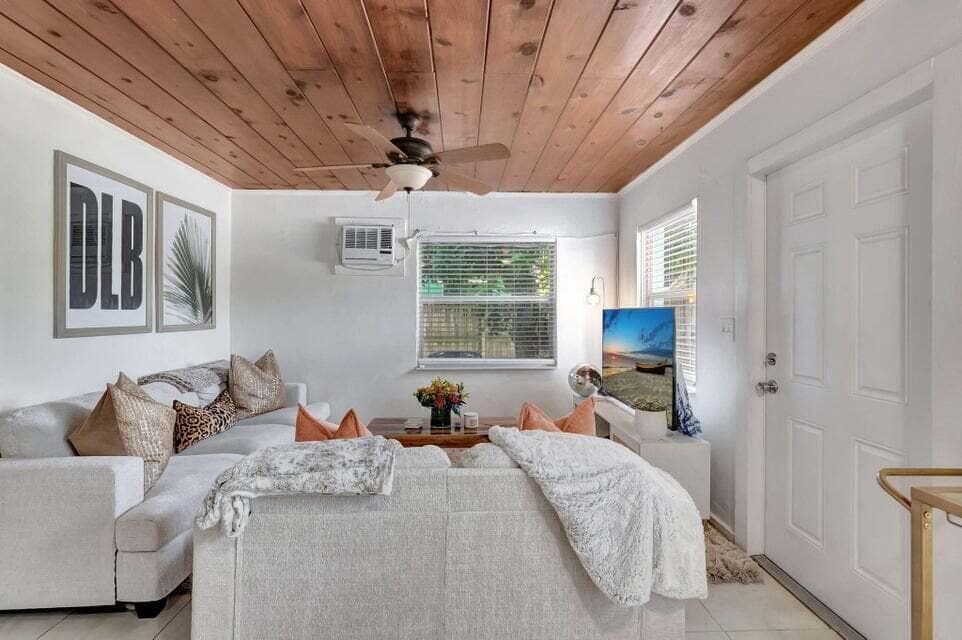 329 SE 3rd Avenue, Delray Beach, FL 33483 — photo 3 of 26