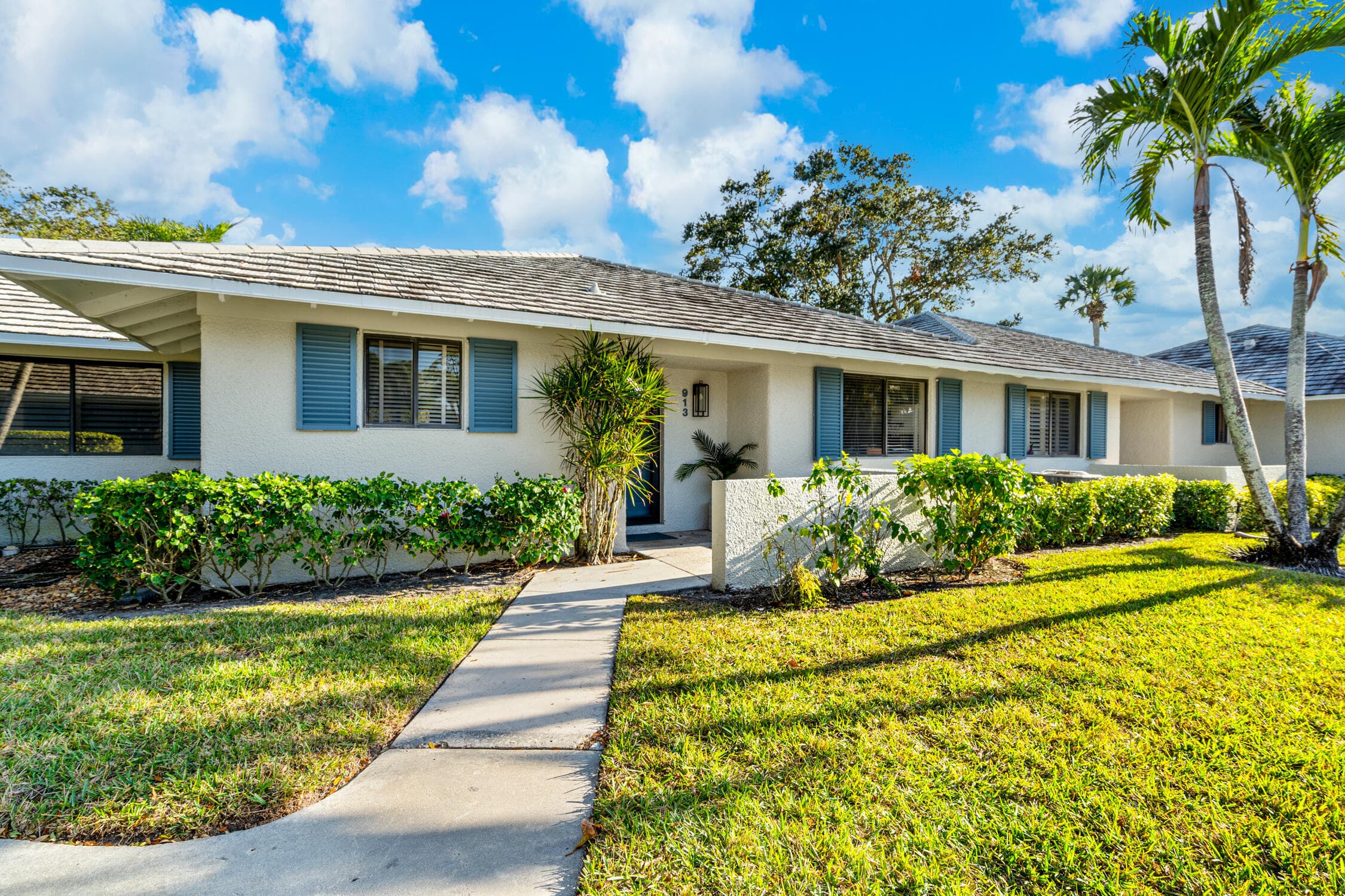 913 Club Drive, Palm Beach Gardens, FL 33418 — photo 3 of 39