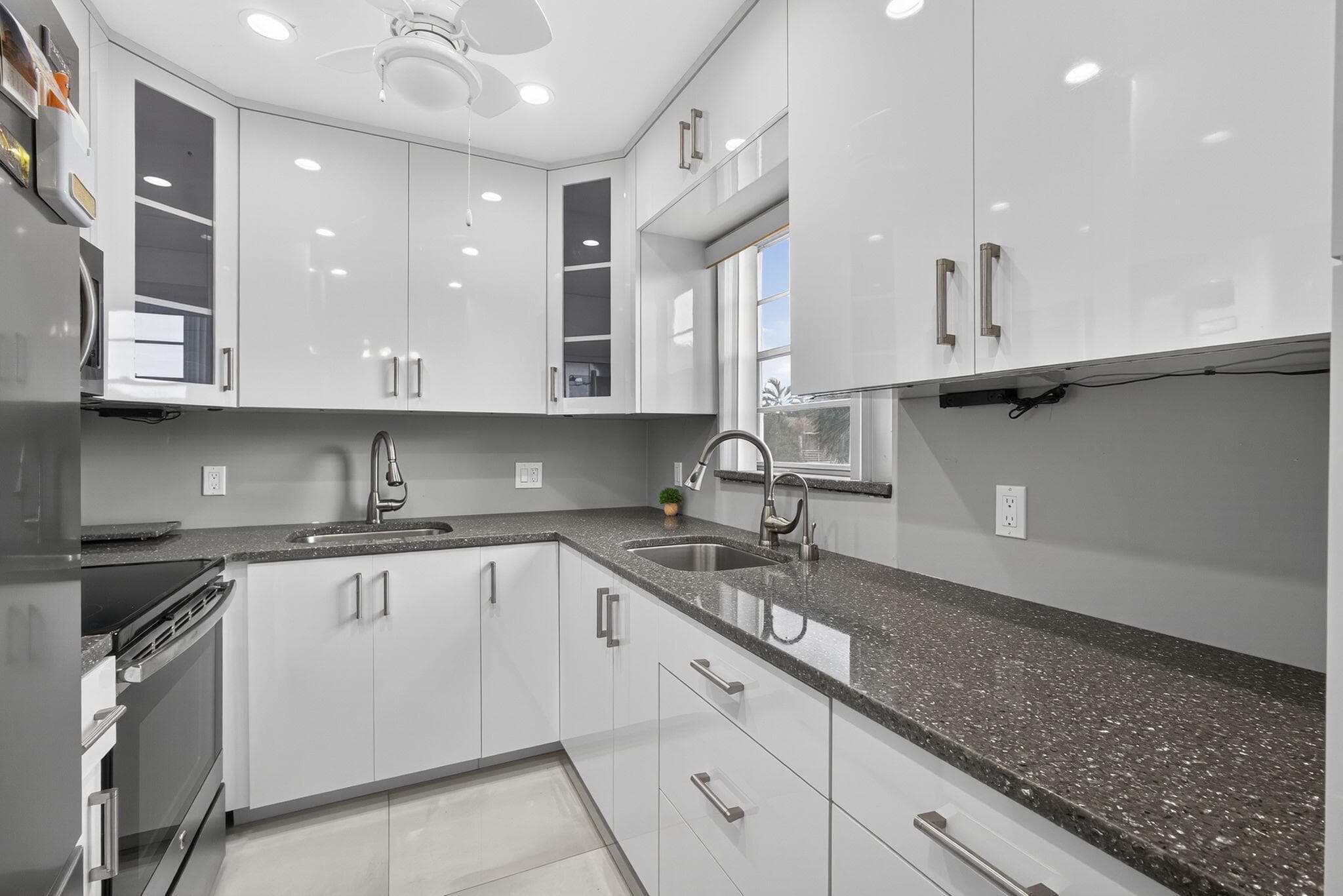 160 Easthampton G, West Palm Beach, FL 33417 — photo 1 of 32