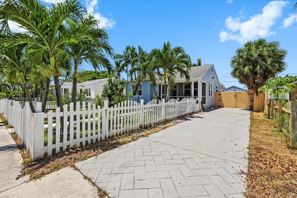 915 N K Street, Lake Worth Beach, FL 33460 — photo 1 of 38