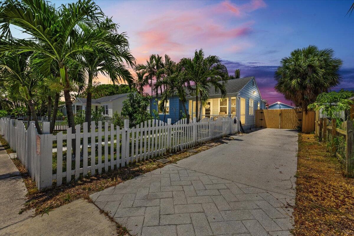 915 N K Street, Lake Worth Beach, FL 33460 — photo 2 of 38