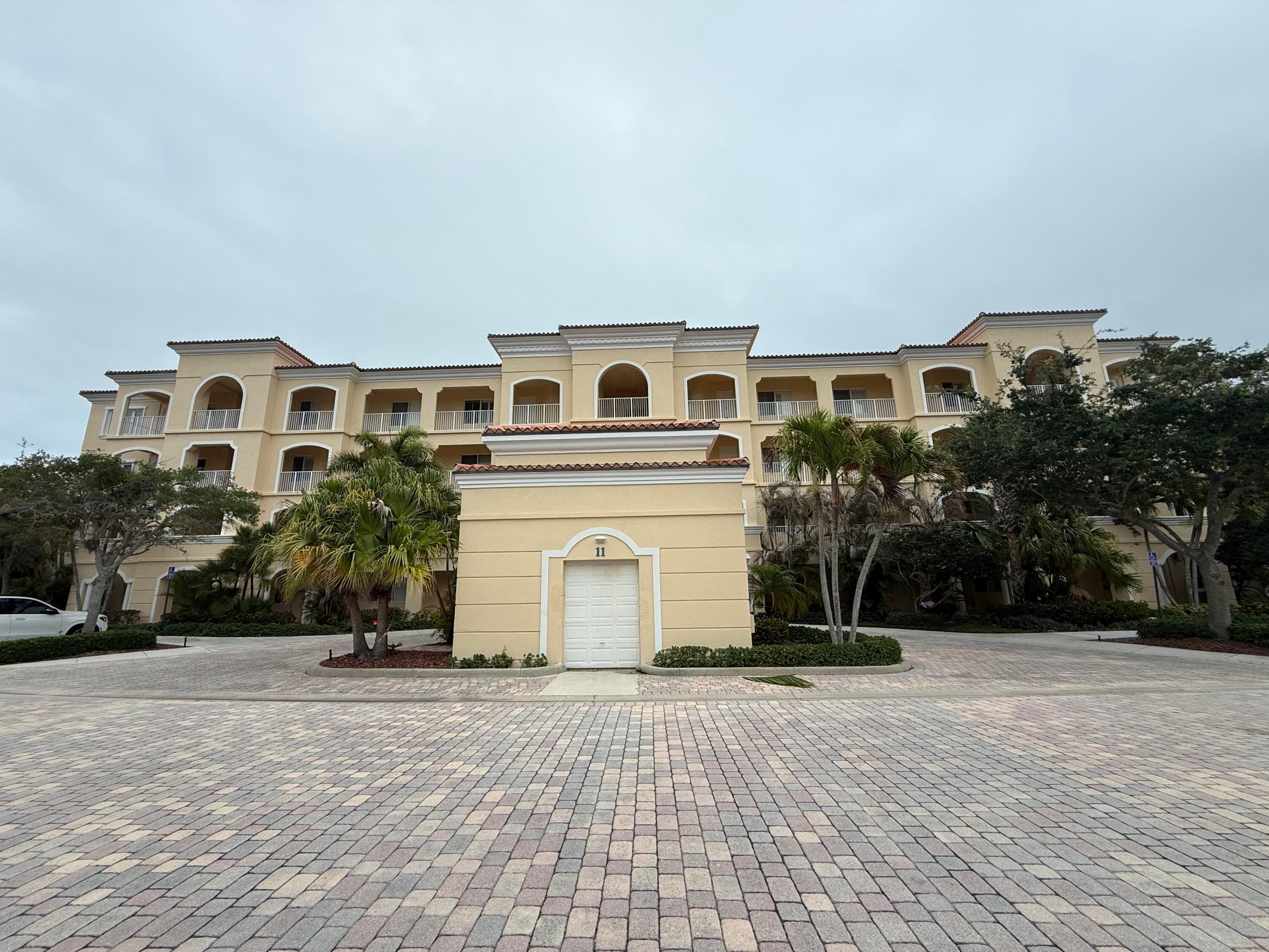 11 W Harbour Isle Dr W W 105, Fort Pierce, FL 34949 — photo 1 of 17