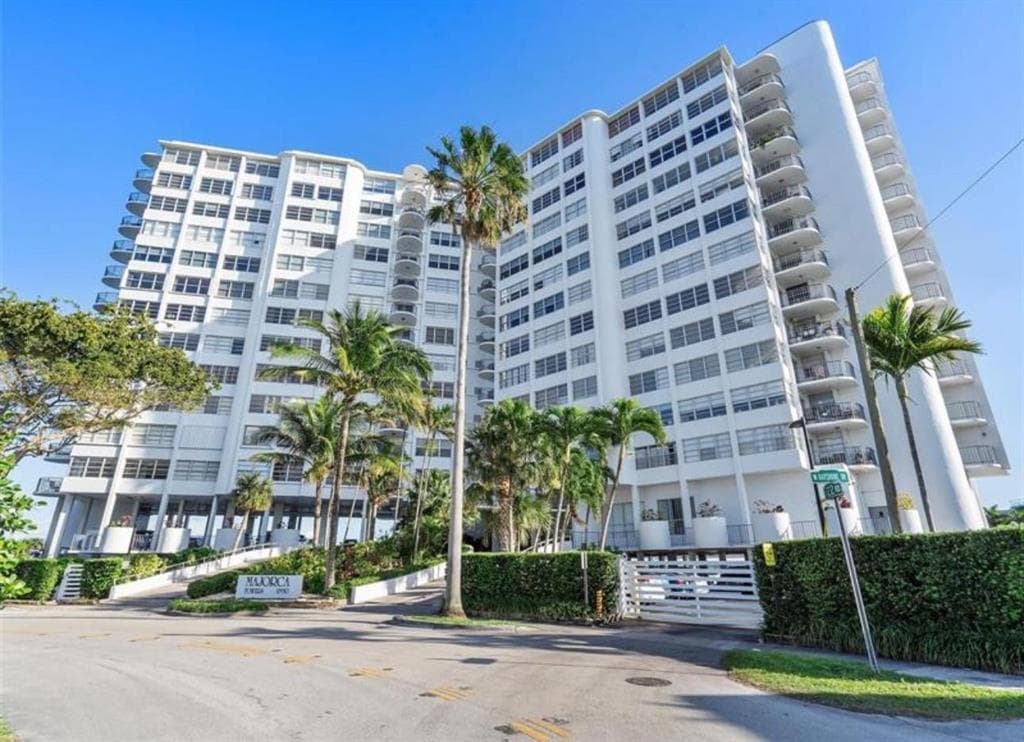 11930 N Bayshore Drive 1202, North Miami, FL 33181 — photo 4 of 26