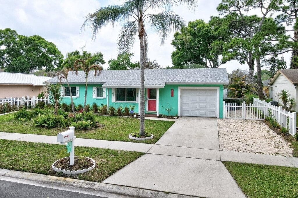 545 21st Avenue, Vero Beach, FL 32962 — photo 4 of 36