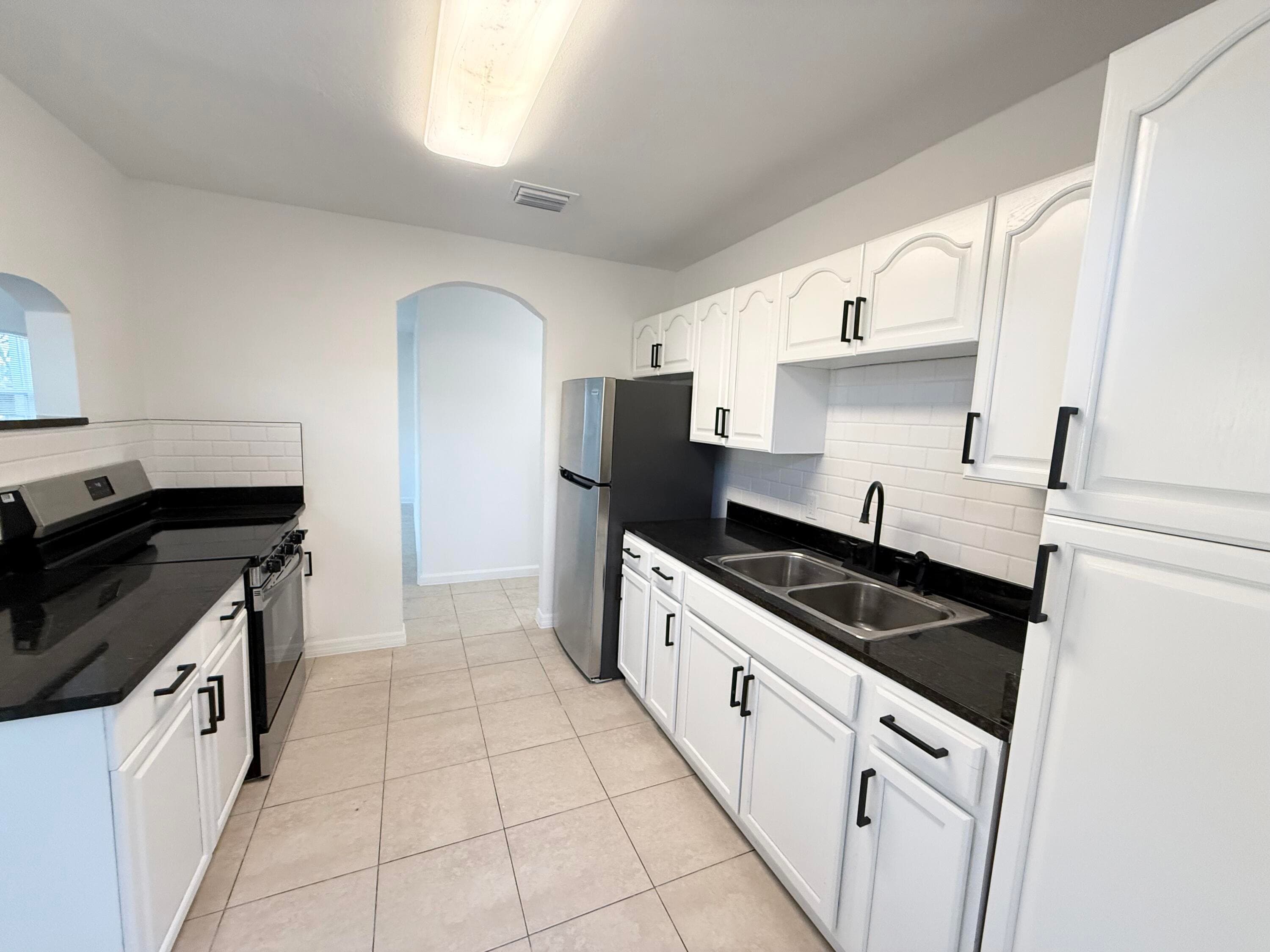 912 SE Tarpon Avenue, Stuart, FL 34994 — photo 4 of 31