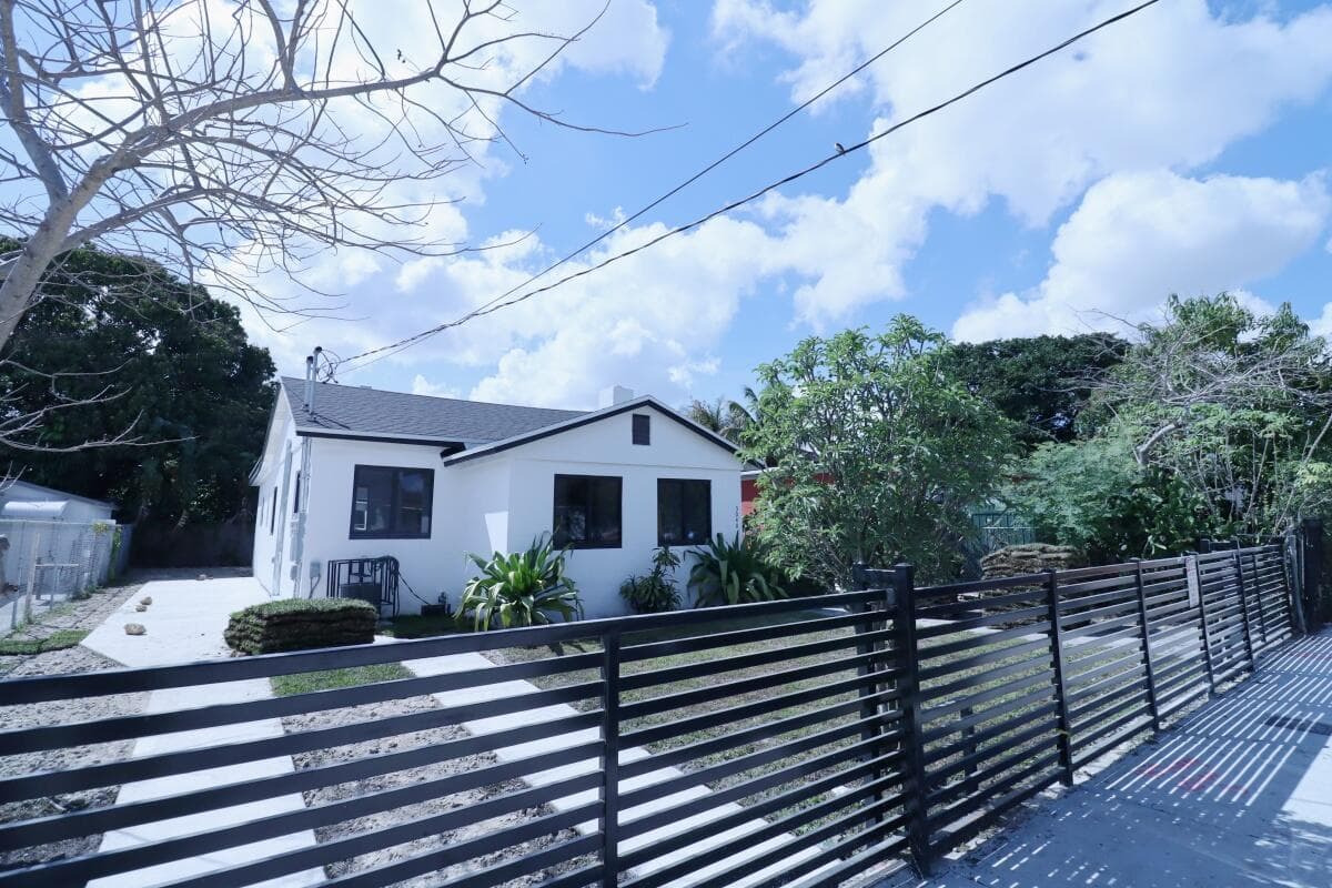 3040 NW 13th Avenue 2, Miami, FL 33142 — photo 1 of 8